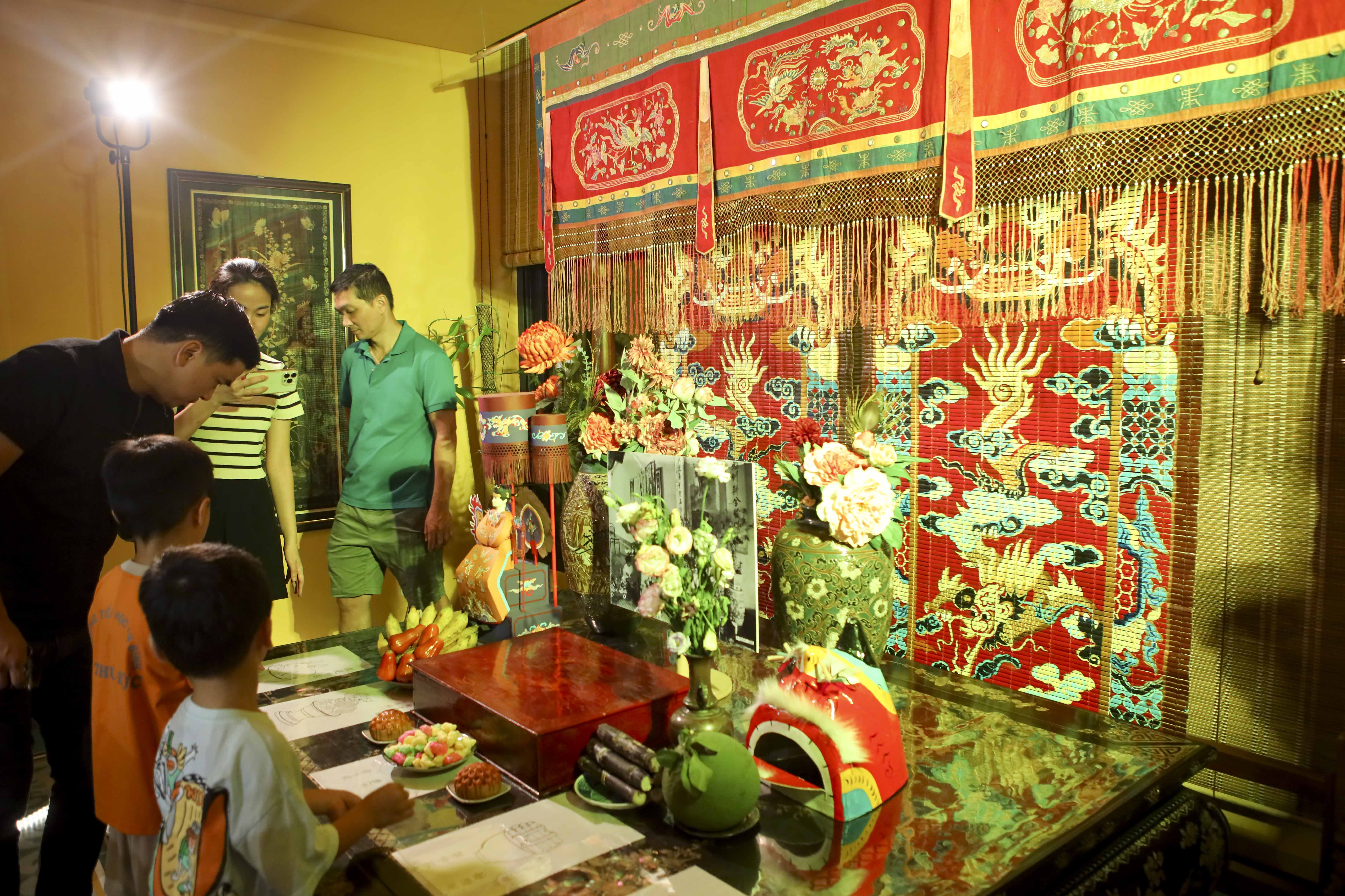 Người dân TP.HCM chiêm ngưỡng lồng đèn trung thu xưa
