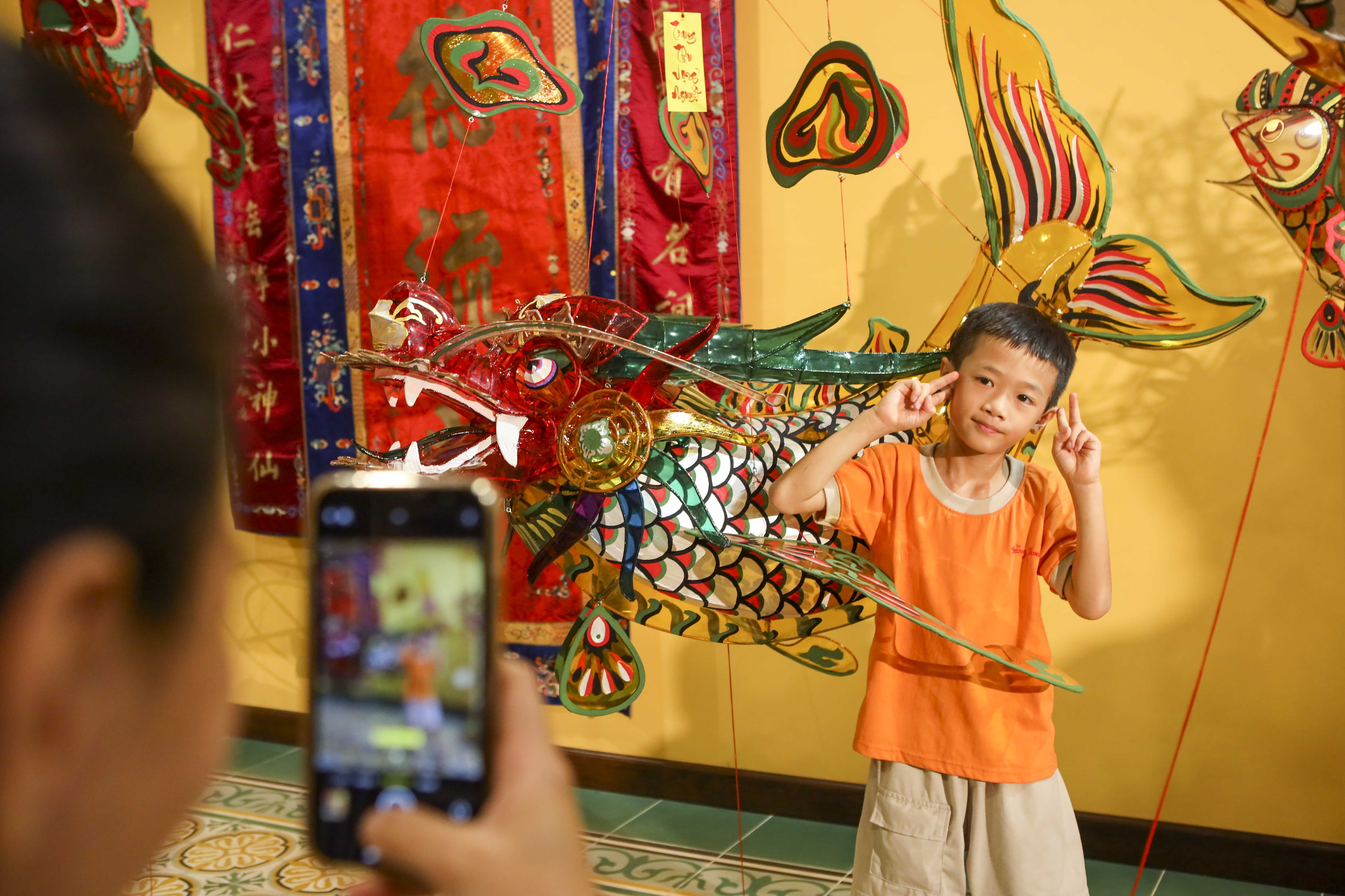 Người dân TP.HCM chiêm ngưỡng lồng đèn trung thu xưa