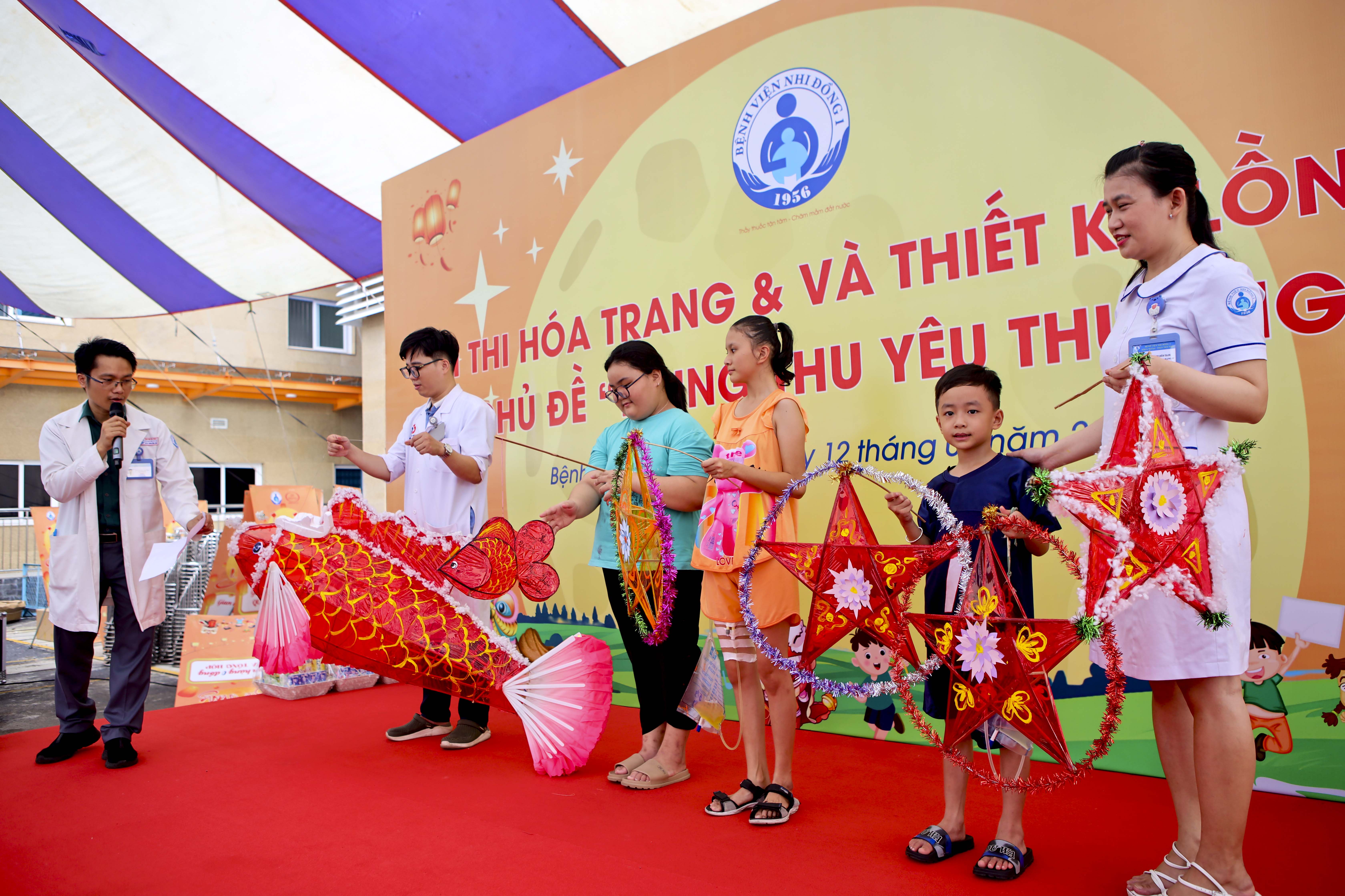 Bệnh nhi Bệnh viện Nhi đồng 1 cùng y bác sĩ thiết kế lồng đèn trung thu