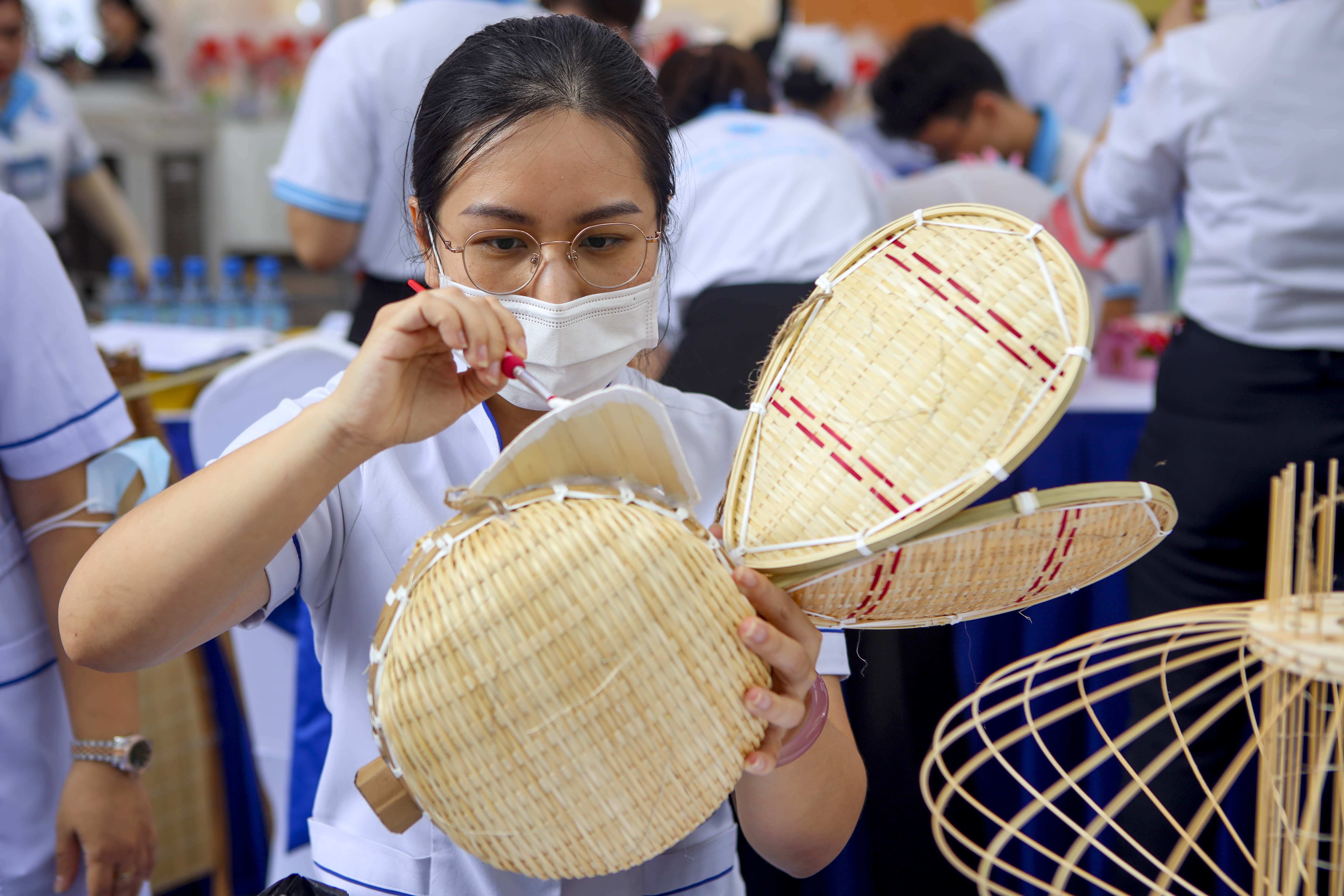 Bệnh nhi Bệnh viện Nhi đồng 1 cùng y bác sĩ thiết kế lồng đèn trung thu