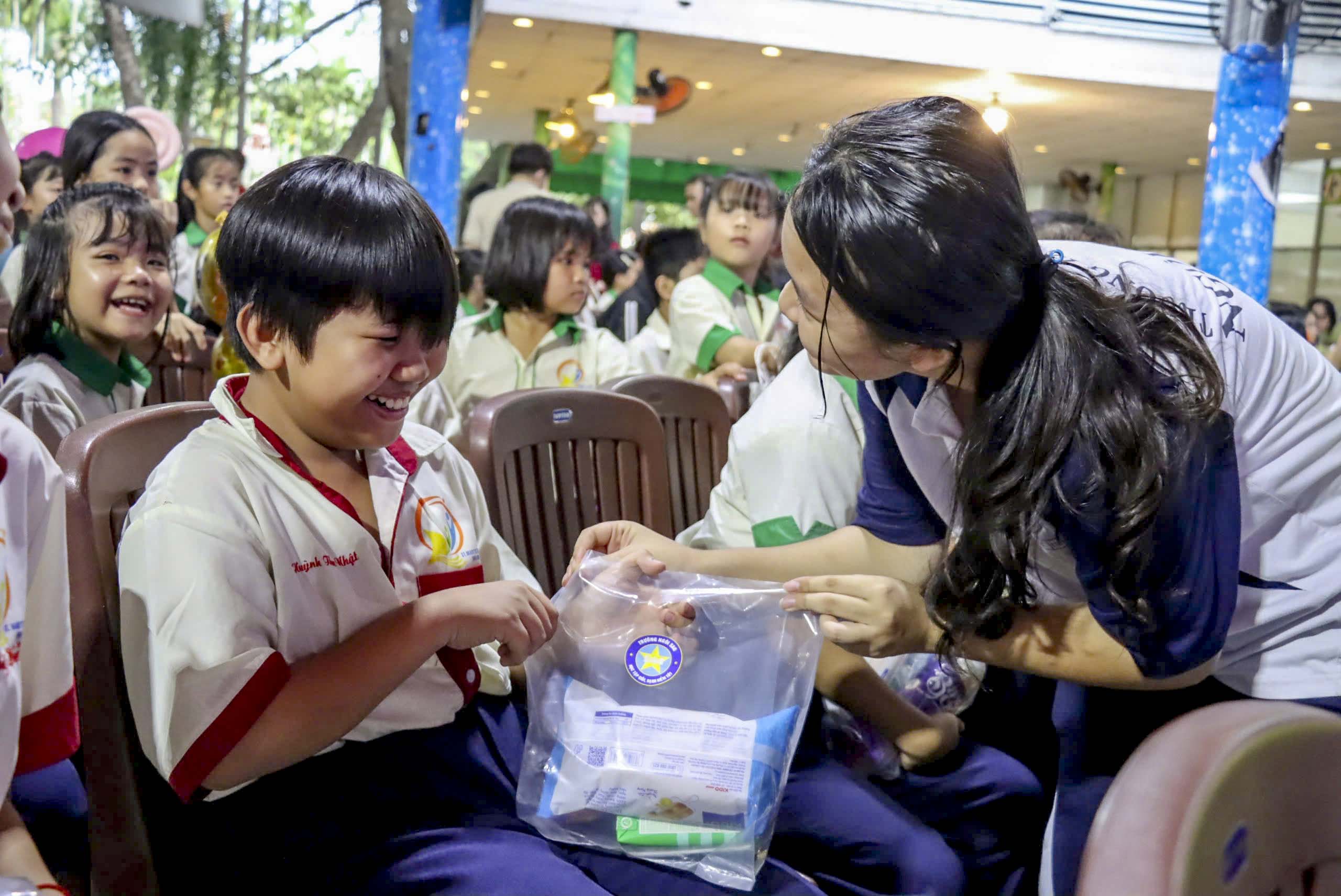 Khoảnh khắc các em nhỏ tại những mái ấm vui đón Tết trung thu