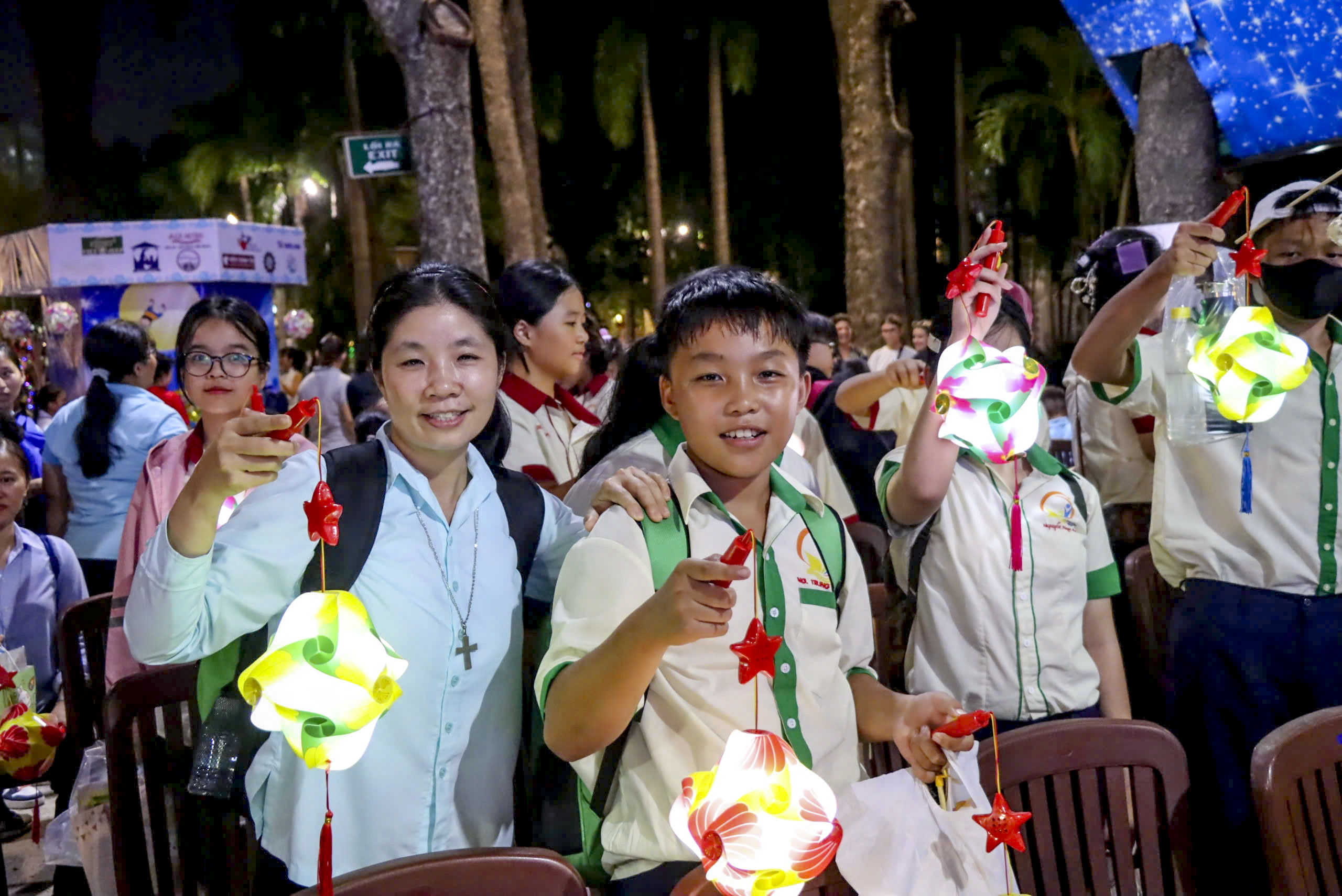 Khoảnh khắc các em nhỏ tại những mái ấm vui đón Tết trung thu