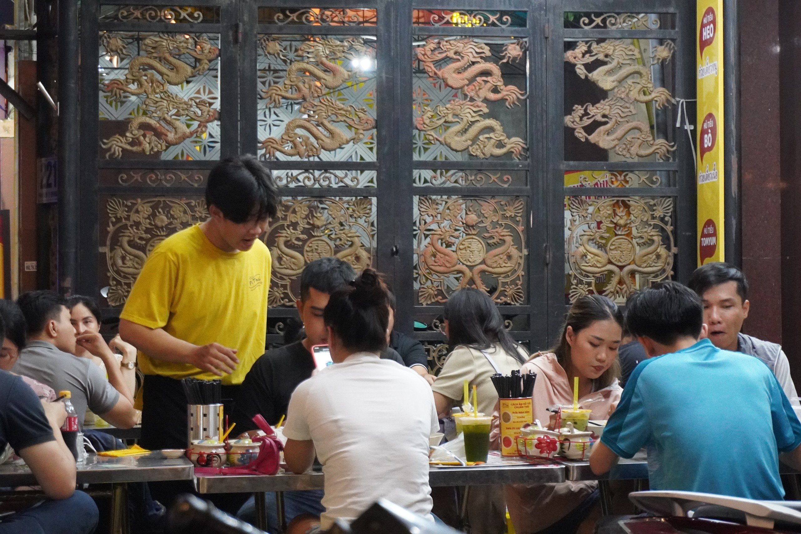 pho-am-thuc-phan-xich-long-1.jpg