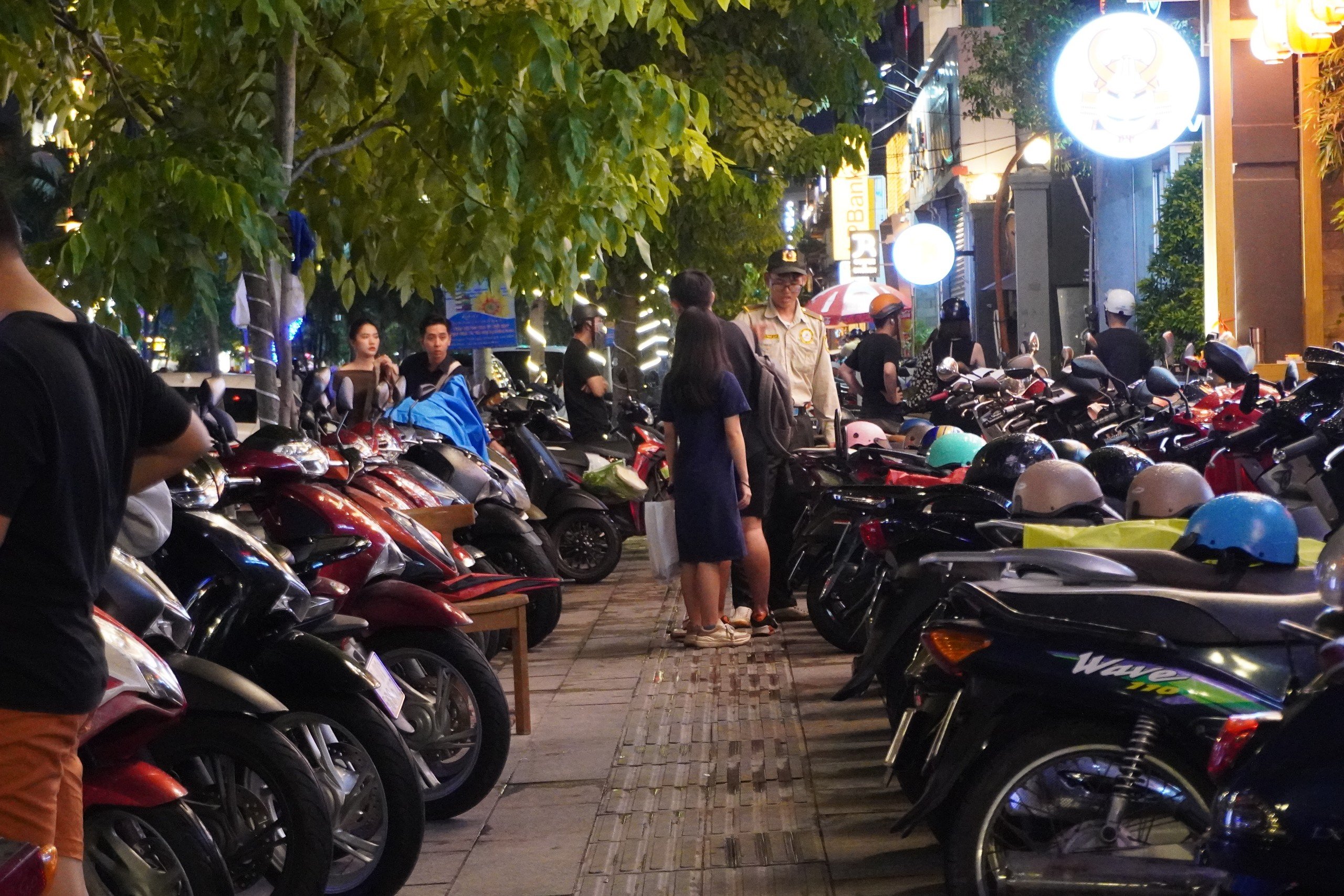 pho-am-thuc-phan-xich-long.jpg
