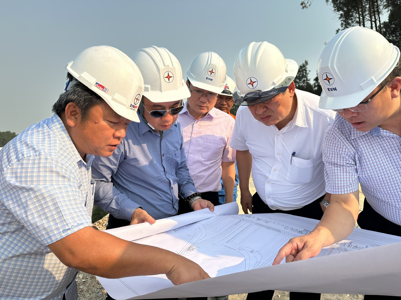 vuot-nang-nong-thi-cong-duong-day-500-kv-mach-3-xuyen-le1.jpg