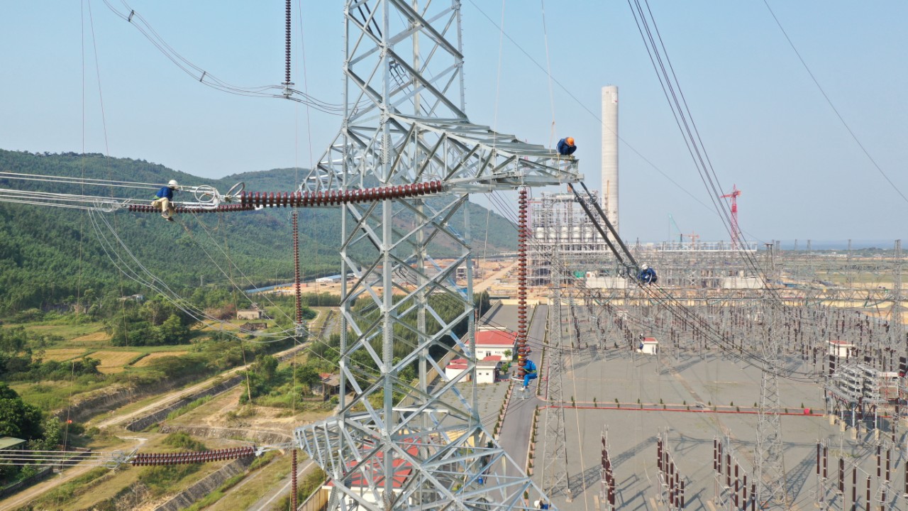 Vượt nắng nóng, thi công đường dây 500 KV mạch 3 xuyên lễ