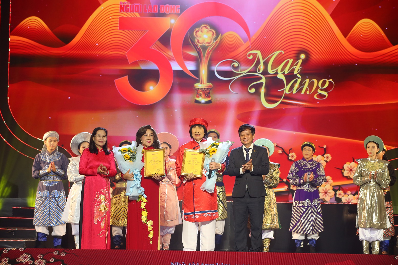 buc-tranh-nghe-thuat-an-tuong-va-da-sac-duoc-ve-tai-giai-mai-vang-lan-thu-30-202 (4).jpg