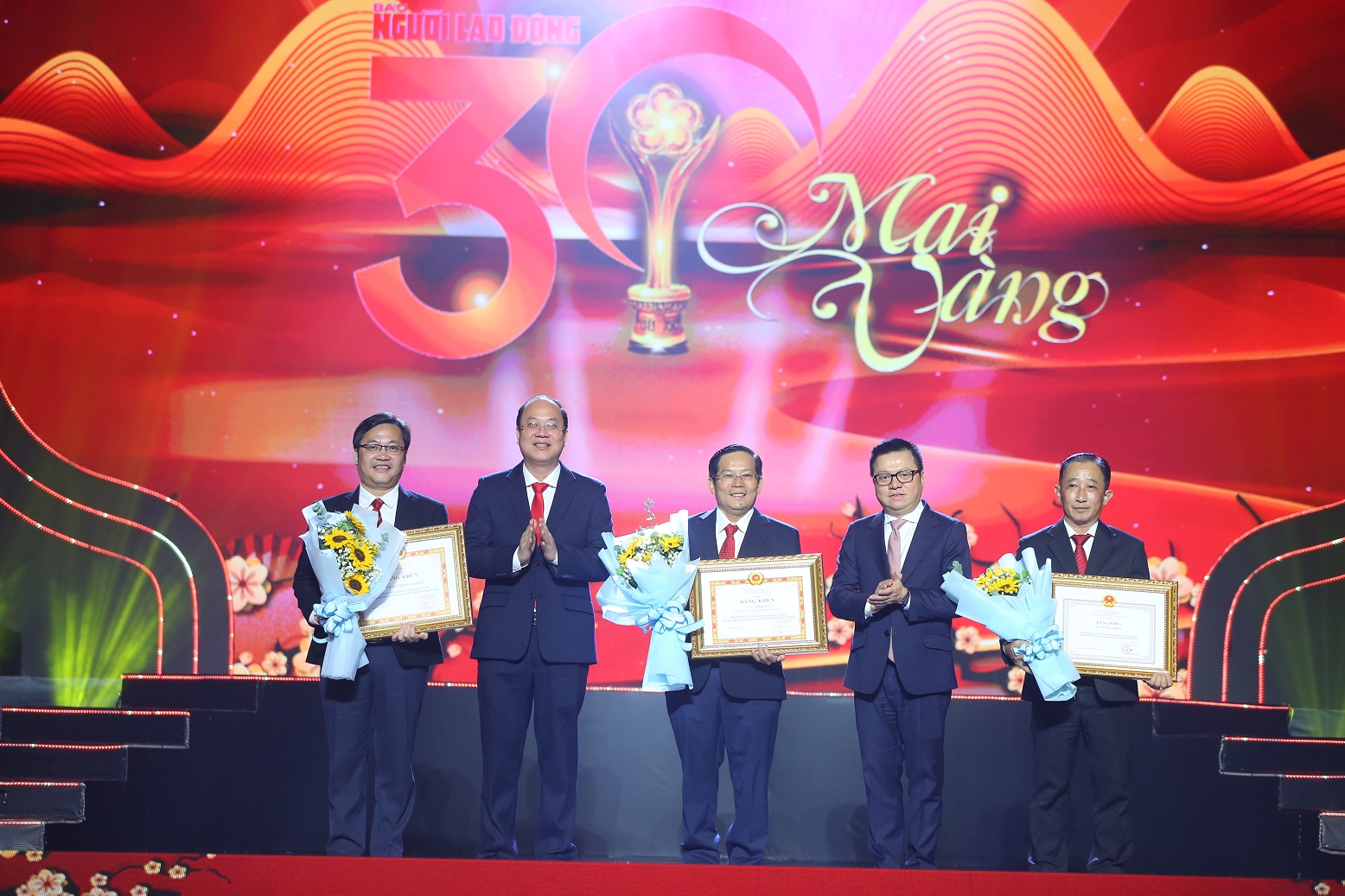 buc-tranh-nghe-thuat-an-tuong-va-da-sac-duoc-ve-tai-giai-mai-vang-lan-thu-30-202 (5).jpg