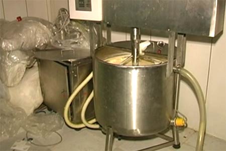 Bắt quả tang doanh nghiệp sang chiết dầu nhớt giả