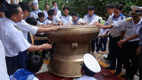 Đưa trống đồng nặng gần một tấn ra Trường Sa