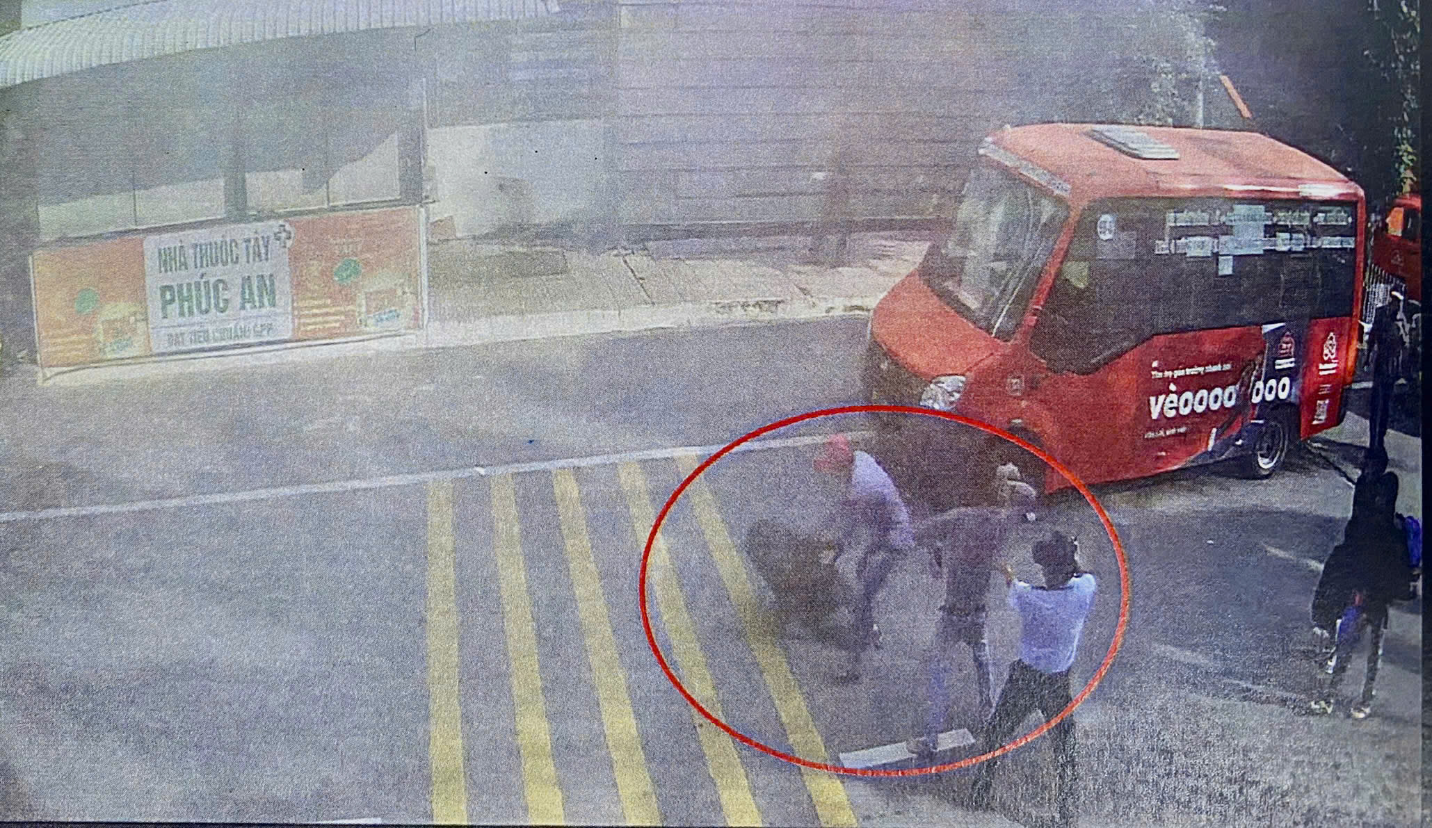 Khởi tố, bắt tài xế xe ôm cầm sợi dây cáp khóa xe đuổi đánh người tại Bến xe Miền Đông