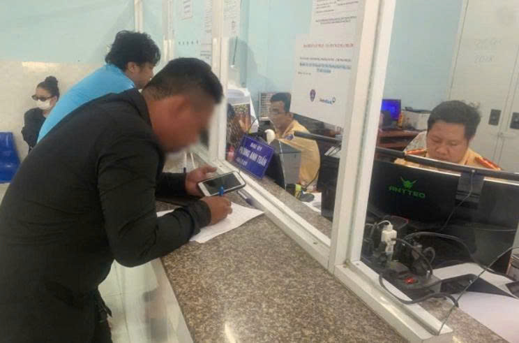 Chở bùn đất làm rơi vãi trên đường, tài xế bị phạt đến 4 triệu đồng