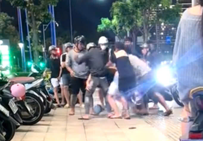 Công an xác minh clip một thiếu niên bị nhóm người hành hung ở khu đô thị Sala
