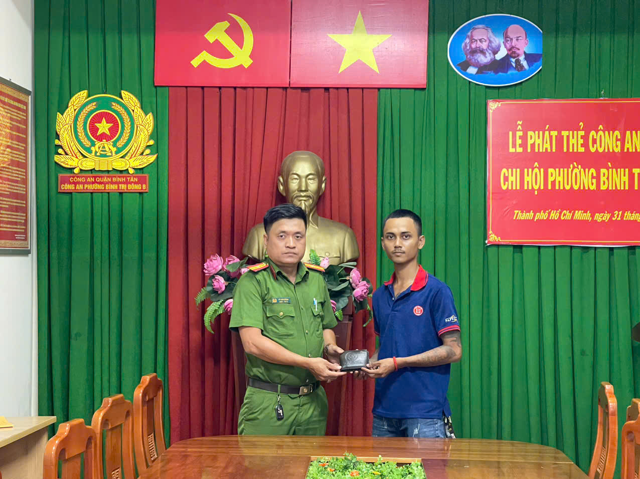Nhặt được ví có vàng và tiền, thiếu tá công an nhanh chóng trả lại người bị mất ở quận Bình Tân