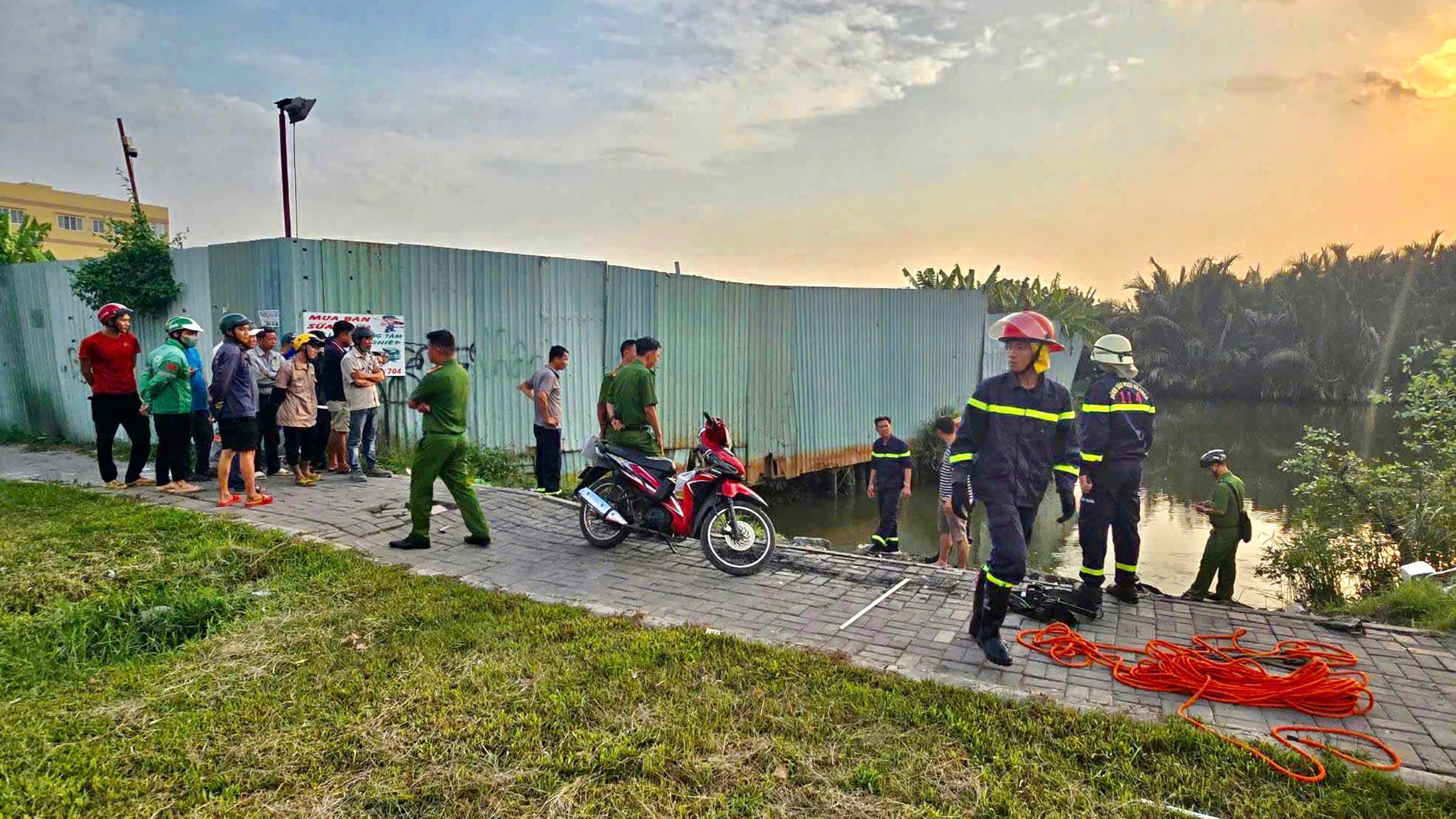 TP.HCM: Tìm thấy thi thể tài xế công nghệ bị nước cuốn vào cống bên đường Nguyễn Văn Linh