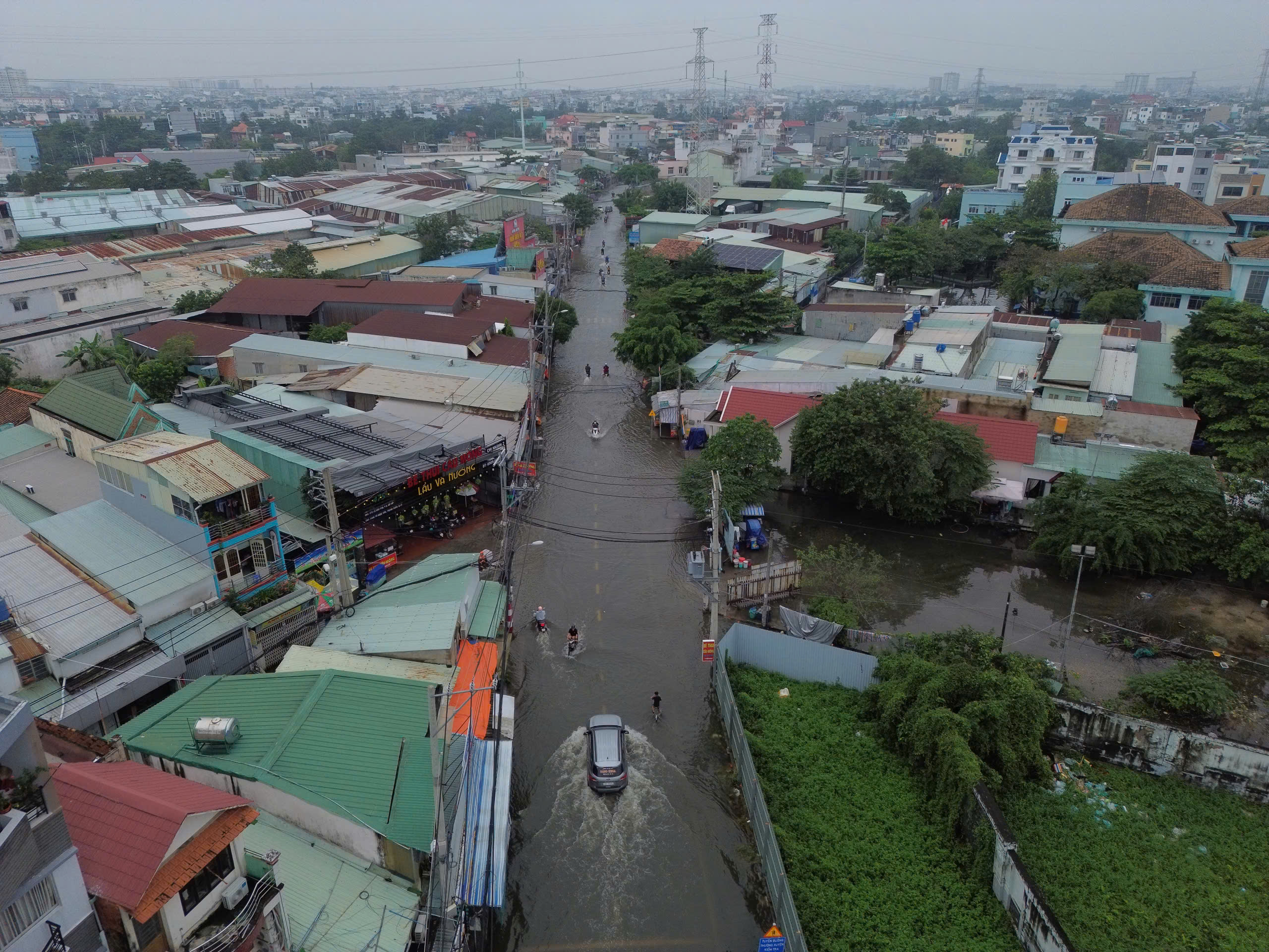 mua-lon-ket-hop-trieu-cuong-nguoi-dan-tp-hcm-sinh-hoat-vat-vaz7159982305875_db00fd05e8a9320f8aa517f4369cbb37.jpg