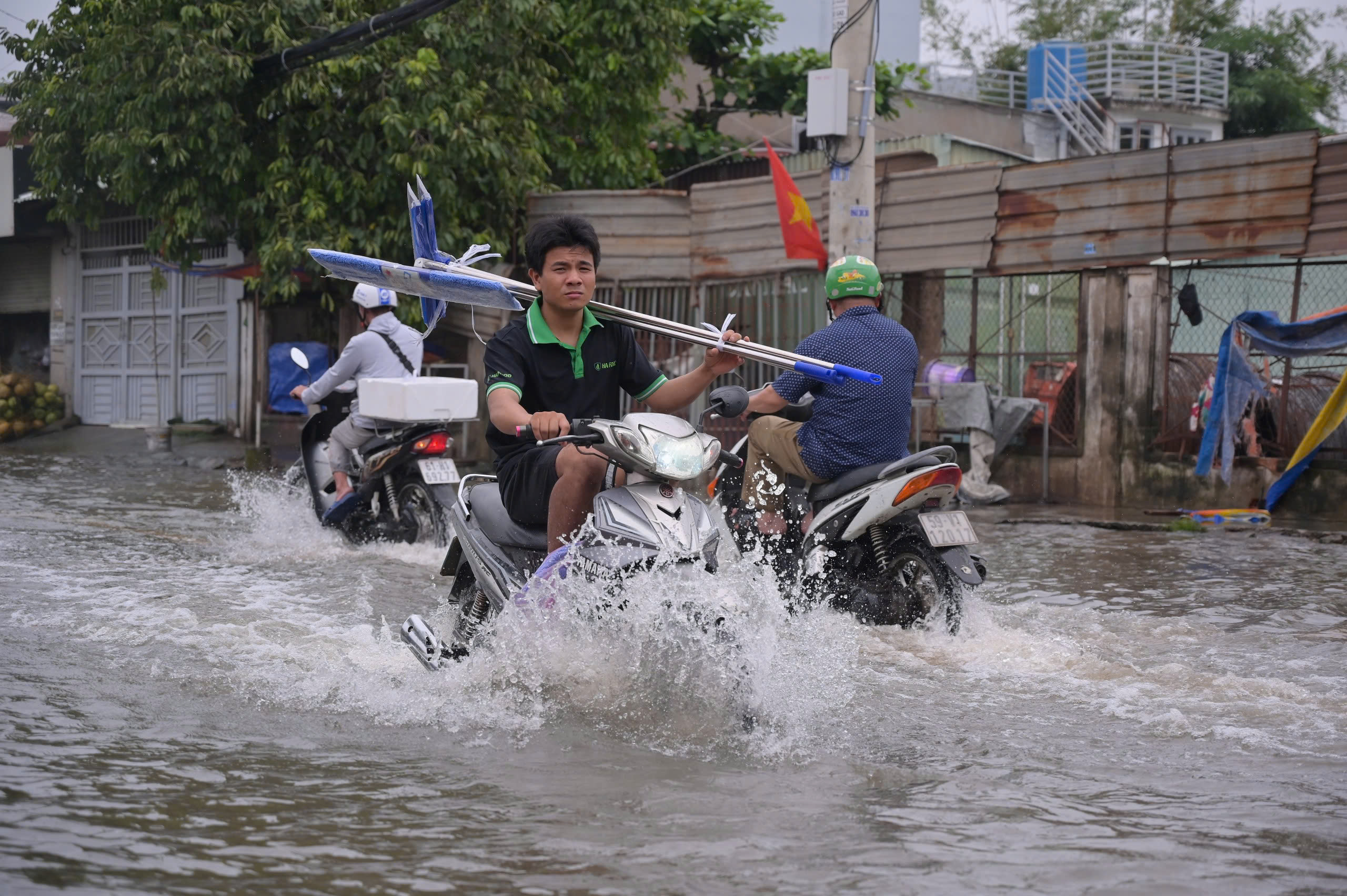 mua-lon-ket-hop-trieu-cuong-nguoi-dan-tp-hcm-sinh-hoat-vat-vaz7159988735289_8f795ea1bf0027a61f1197ccadfc74ff.jpg