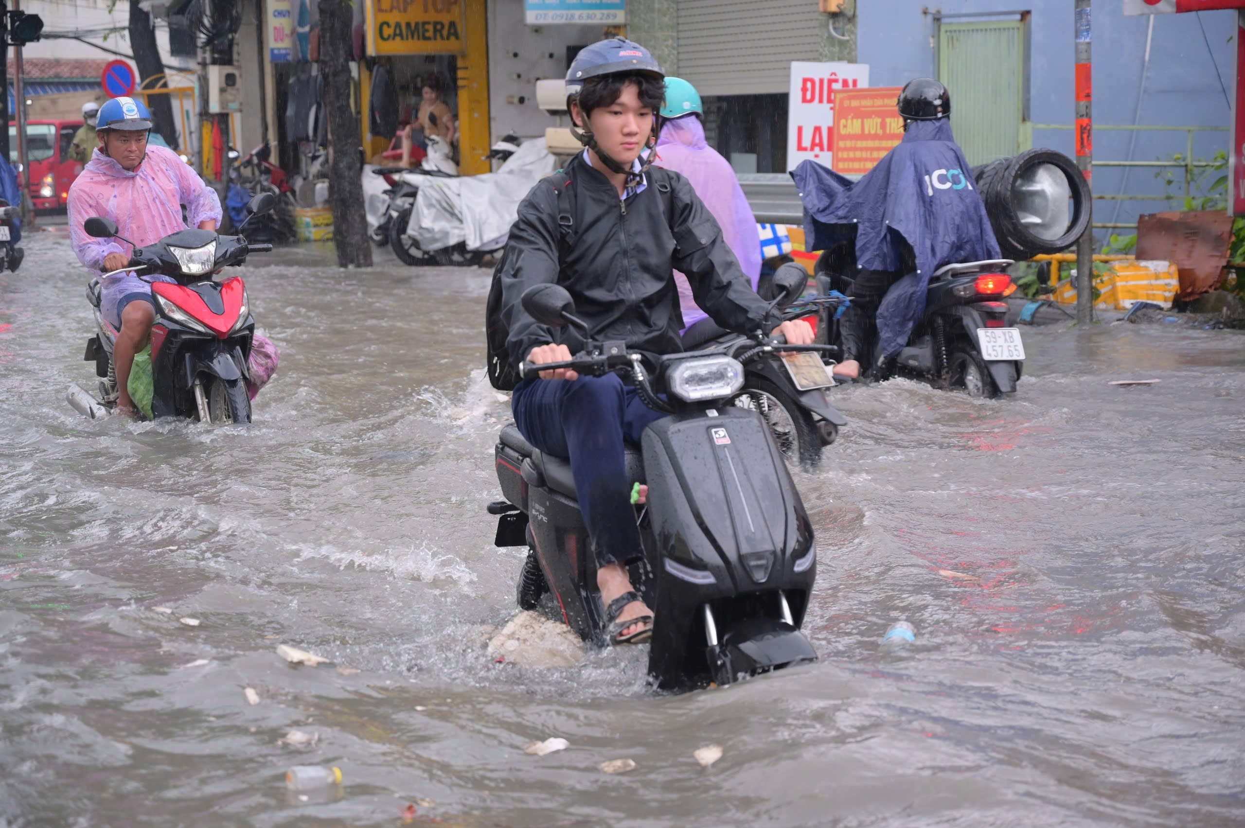 mua-lon-keo-dai-nhieu-tuyen-duong-o-tp-hcm-ngap-sauz7163742687085_c9c648eeb124b09bd20a9cc6ec543fe9.jpg