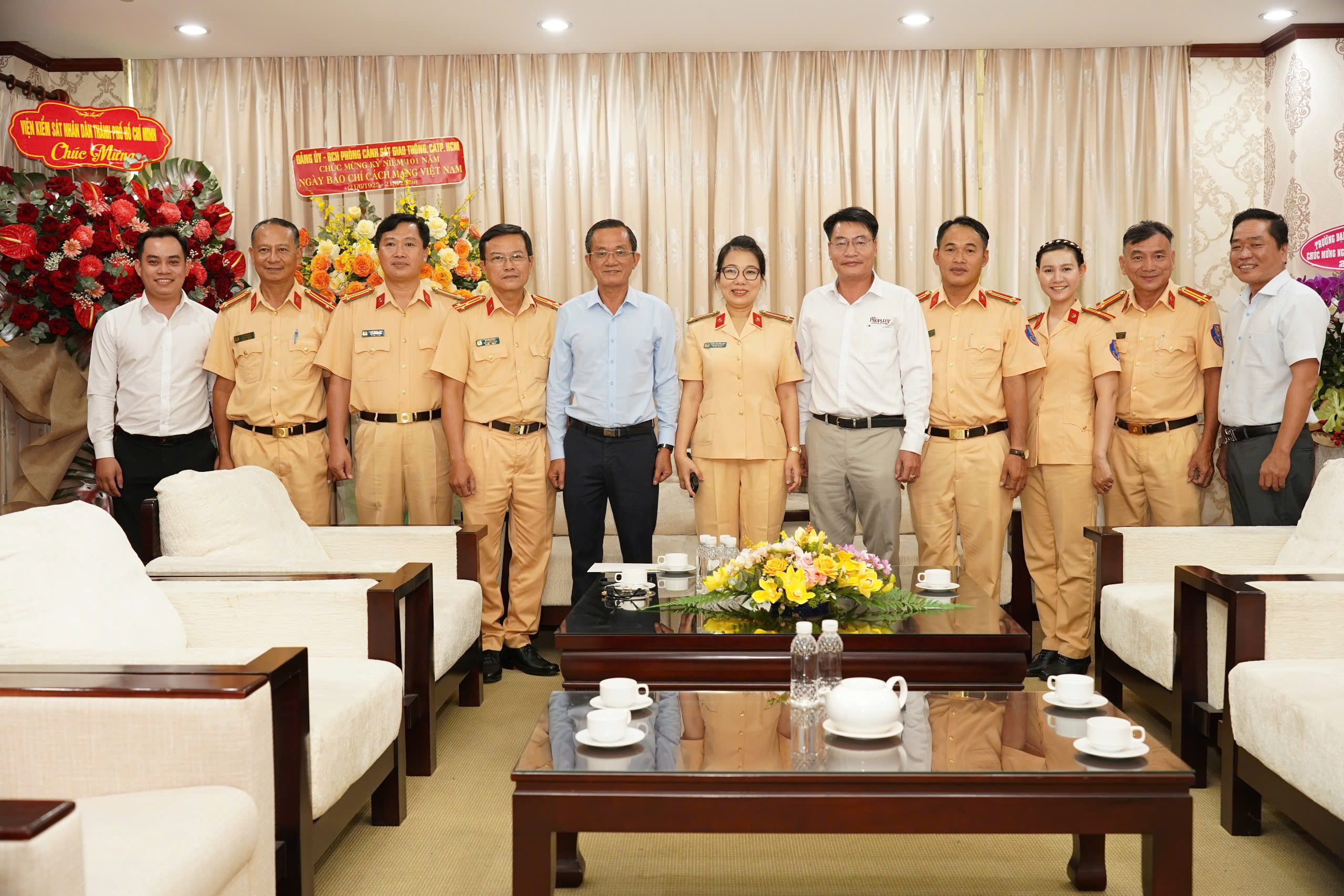 CSGT TP.HCM, BHXH TP.HCM thăm, chúc mừng Báo Pháp Luật TP.HCM nhân ngày Báo chí Cách mạng Việt Nam