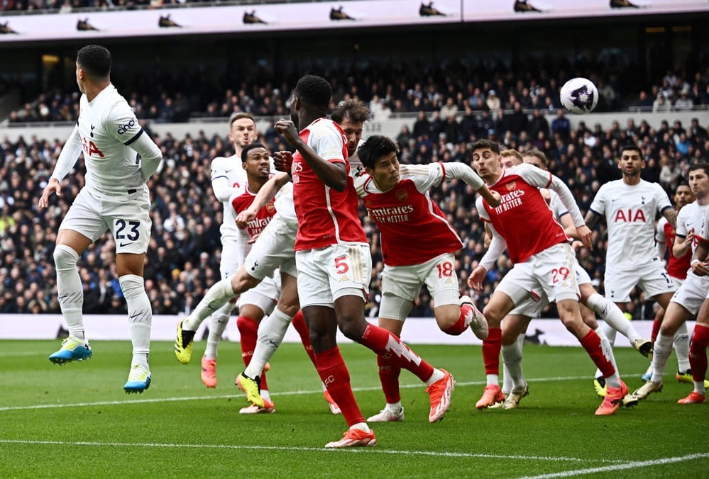 Arsenal tiếp tục giữ vững ngôi đầu bảng Premier League