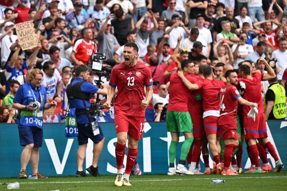 Serbia thoát thua ngoạn mục