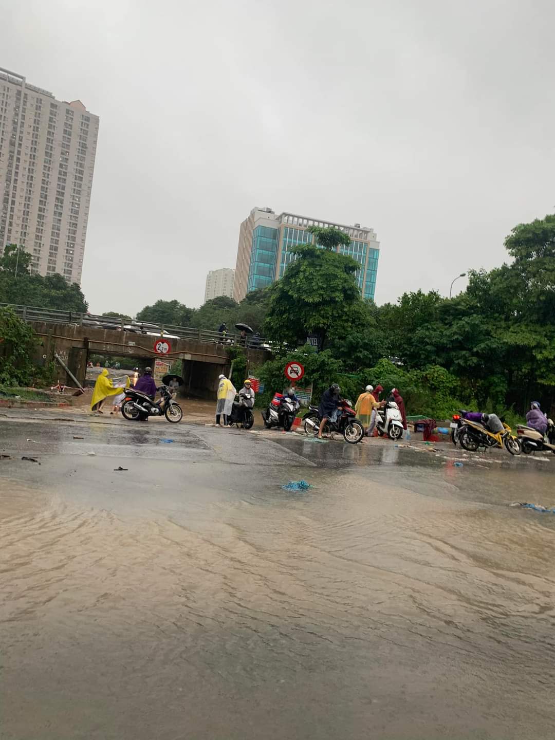 Ảnh hưởng bão số 2, nhiều tuyến phố ở Hà Nội ngập sâu