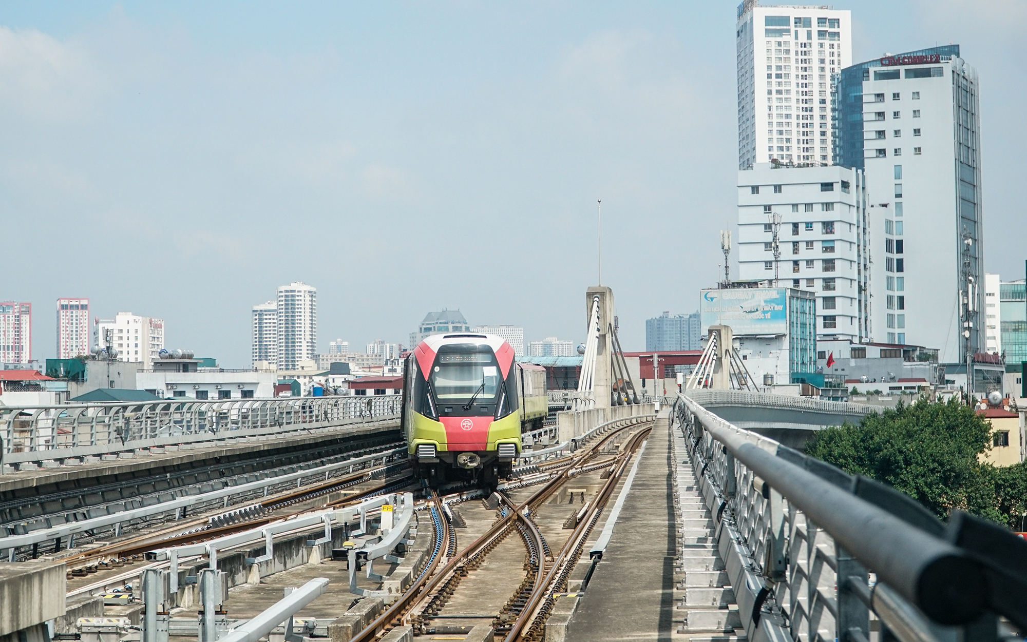 Ngắm tàu đường sắt Nhổn - Ga Hà Nội trước ngày vận hành chính thức