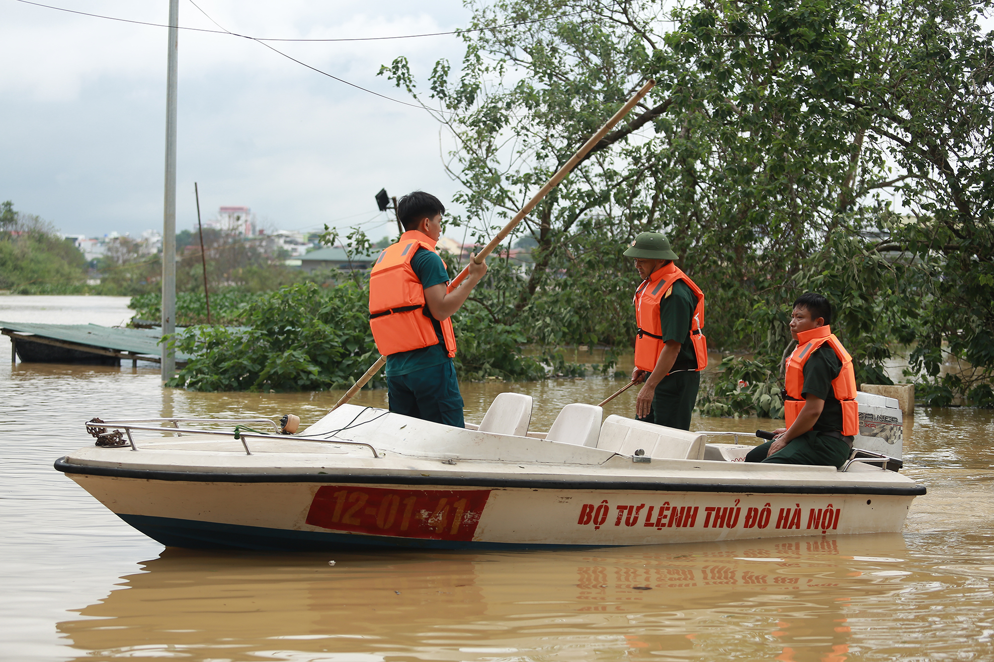 Dưới dòng nước, lực lượng quân đội liên tục làm nhiệm vụ tuần tra, sẵn sàng hỗ trợ người dân bất cứ lúc nào.