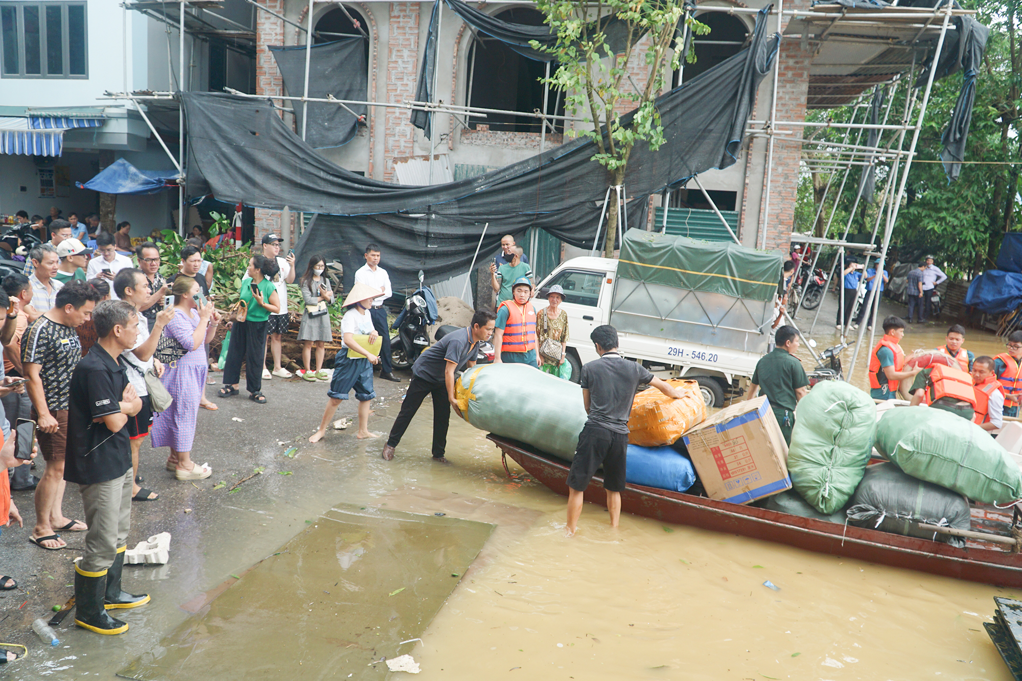 Điểm đến của chiếc thuyền sắt là bến Chương Dương Độ, vốn xa xưa là bến phà. Từ đây, hàng hóa, tài sản sẽ được di dời vào những khu vực cao, khô ráo hơn, thậm chí có thể đưa vào trong đê nếu nước sông Hồng còn lên nữa.