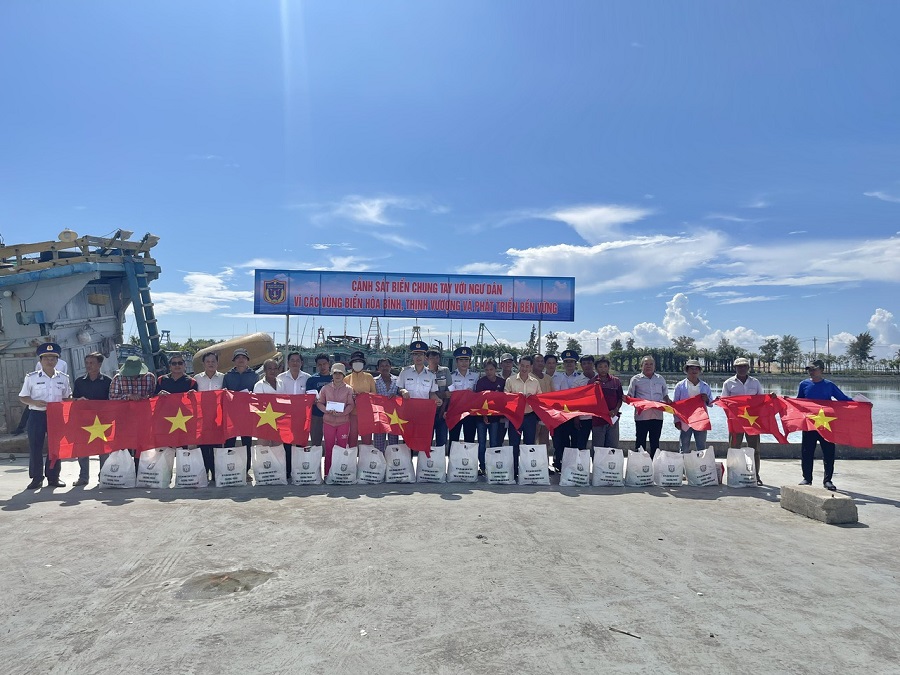canh-sat-bien-dong-hanh-cung-ngu-dan-vung-tau.jpg