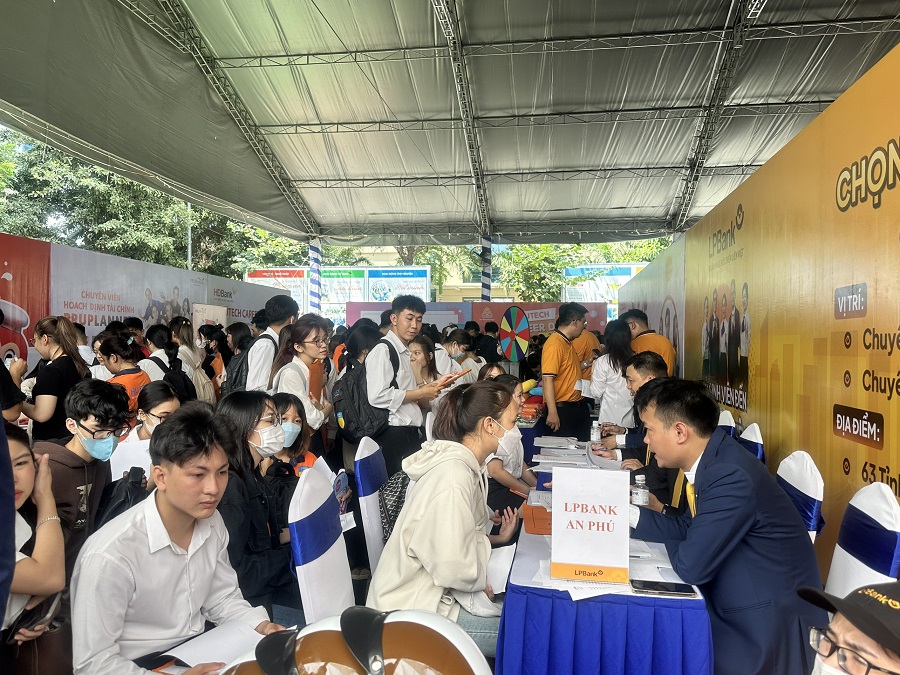 doanh-nghiep-tai-chinh-ngan-hang-tuyen-5200-nhan-vien-1.jpg