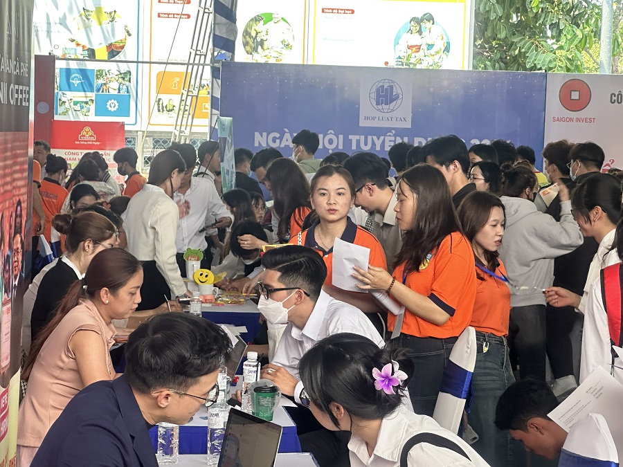doanh-nghiep-tai-chinh-ngan-hang-tuyen-5200-nhan-vien-2.jpg