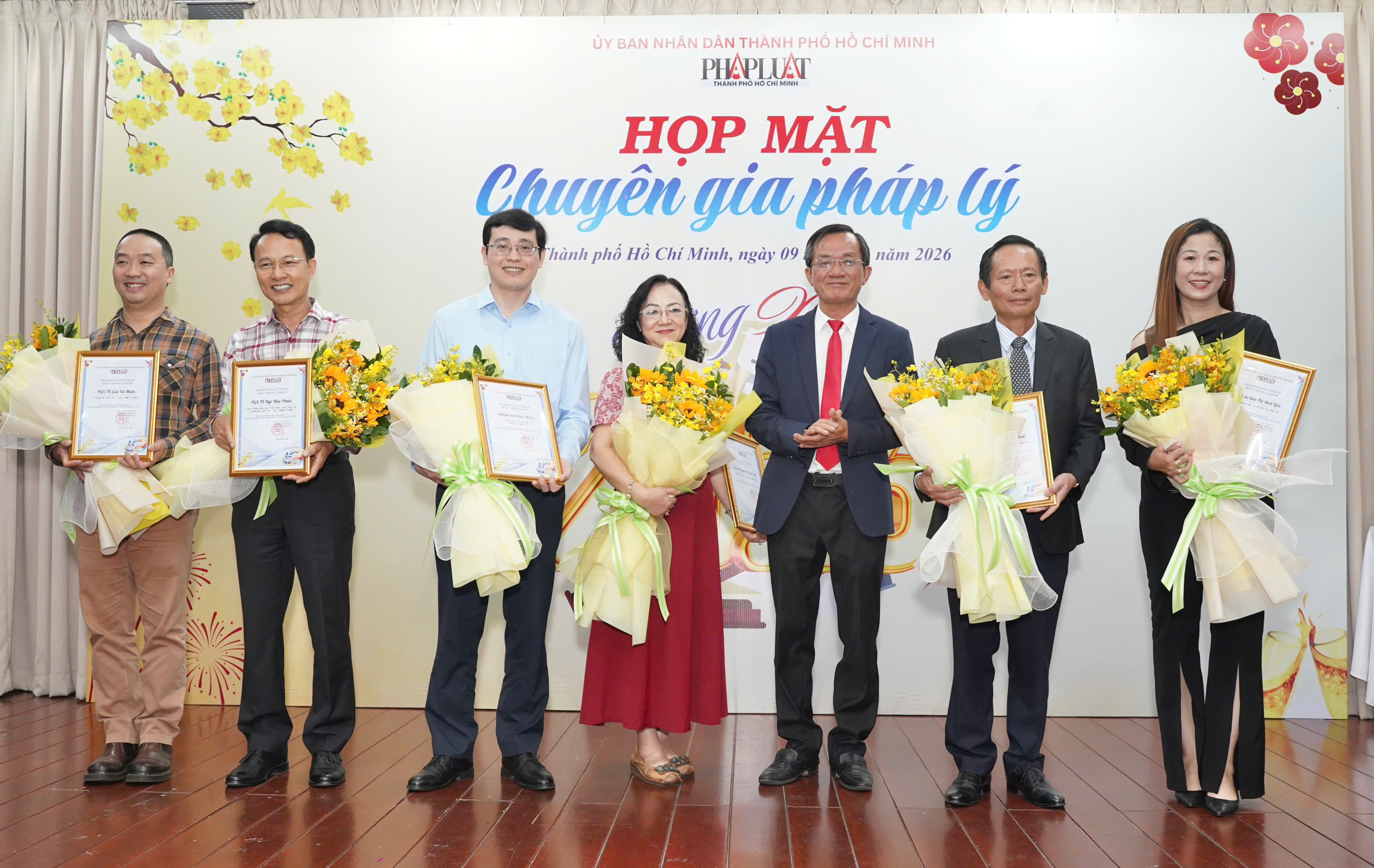 bao-phap-luat-tp-hcm-to-chuc-buoi-hop-mat-chuyen-gia-phap-ly-mung-xuan-2026-1-8516-2956.jpg.jpg