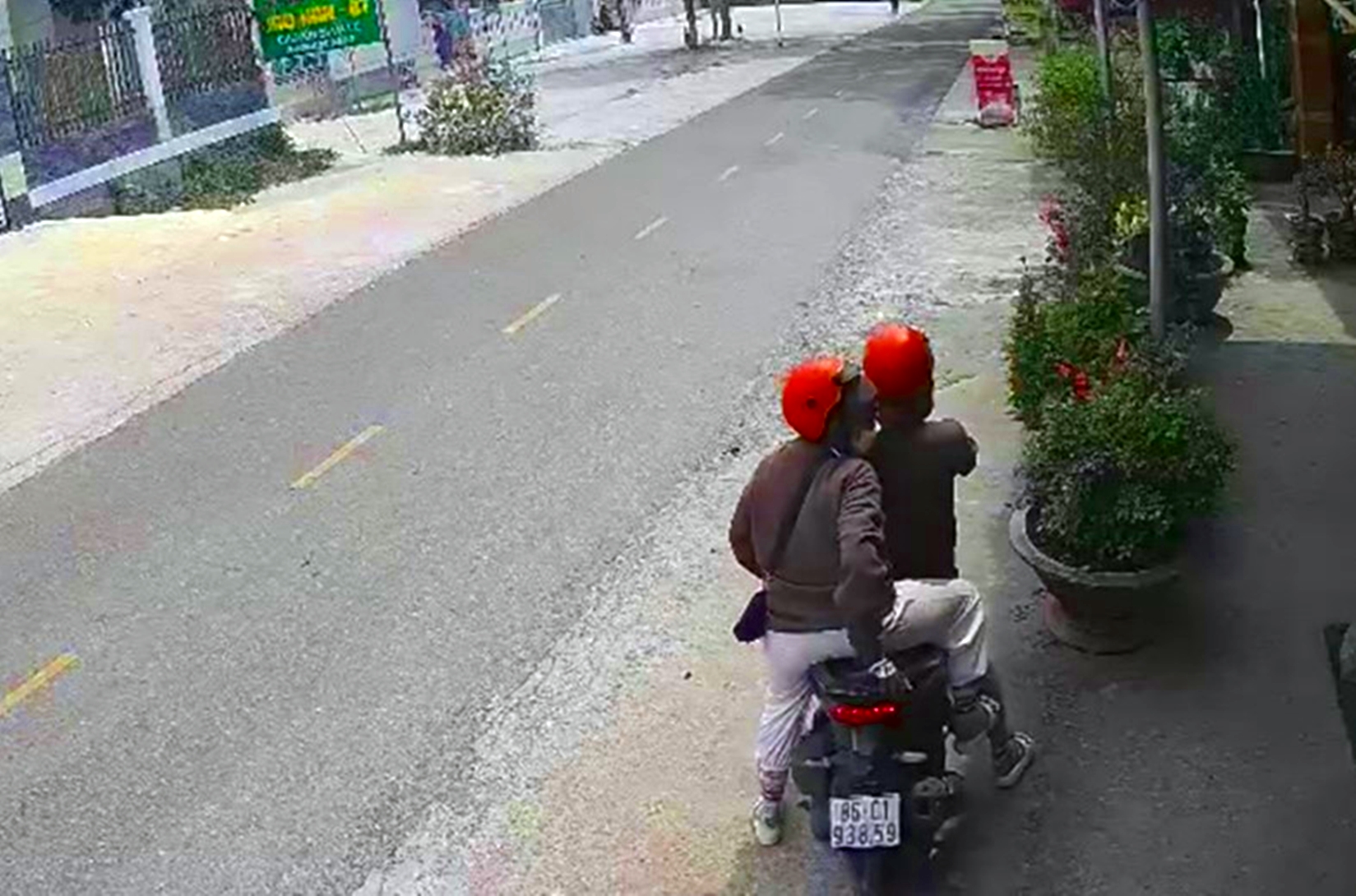 lưu hành tiền giả