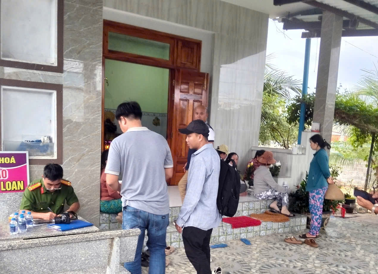 bé gái 3 tuổi