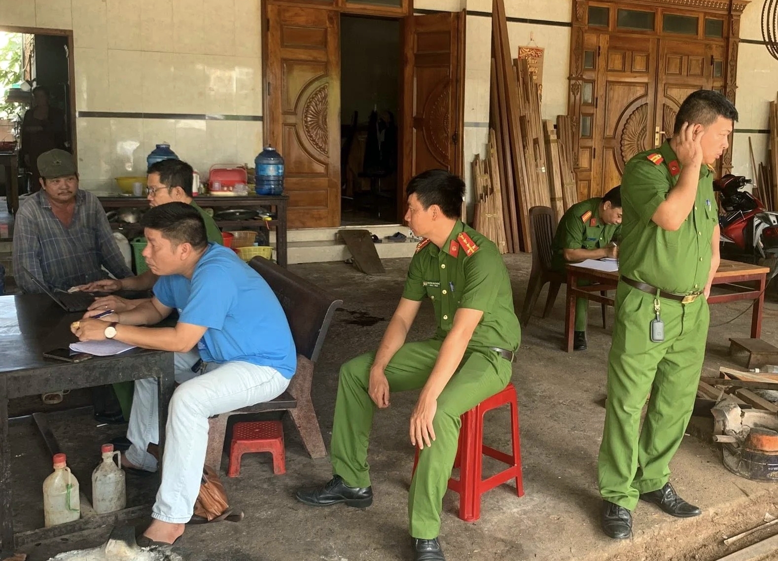 cắm dao trên cơ thể