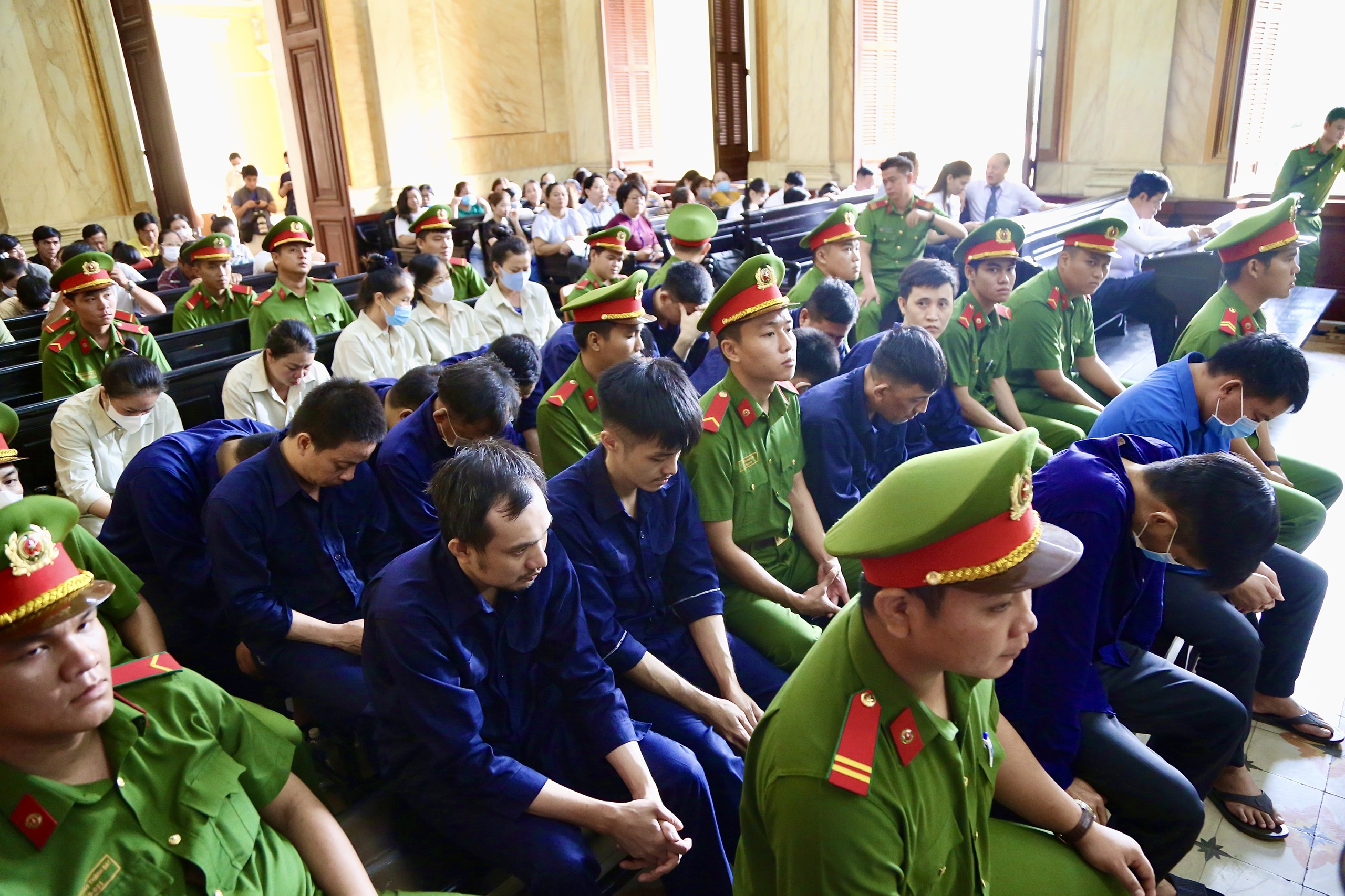buôn lậu hơn 6 tấn vàng