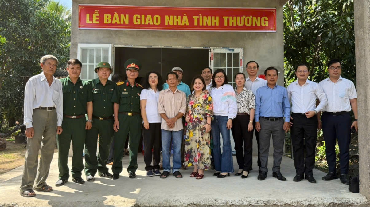 and-quan-1-tham-gia-cong-tac-cham-lo-nguoi-ngheo-dip-tet-2025.jpg