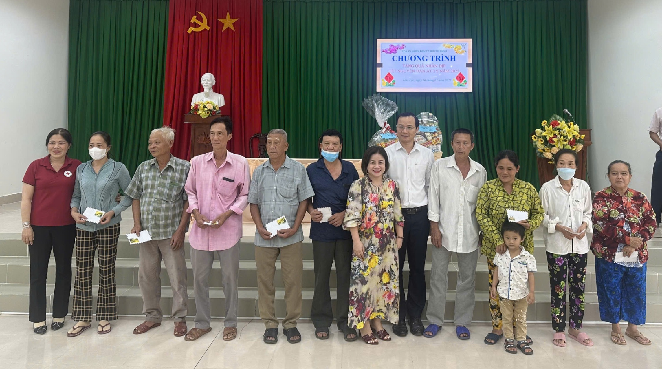 tand-quan-1-tham-gia-cong-tac-cham-lo-nguoi-ngheo-dip-tet-2025-4.jpg