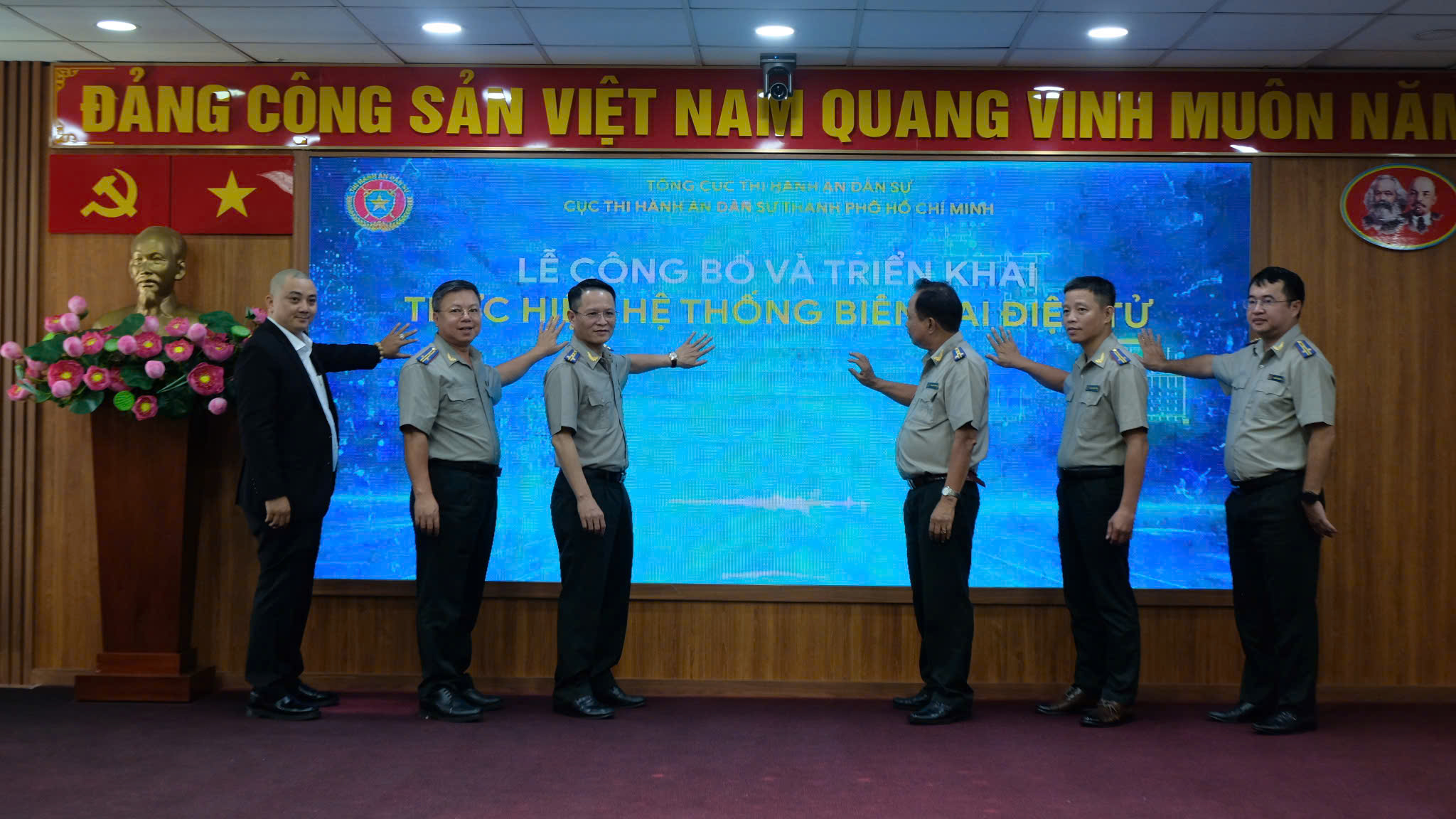 cuc-thads-tp-hcm-ung-dung-he-thong-bien-lai-dien-tu-de-chi-tra-tien-cho-cac-trai-chu-vu-van-thinh-phat-4.jpg