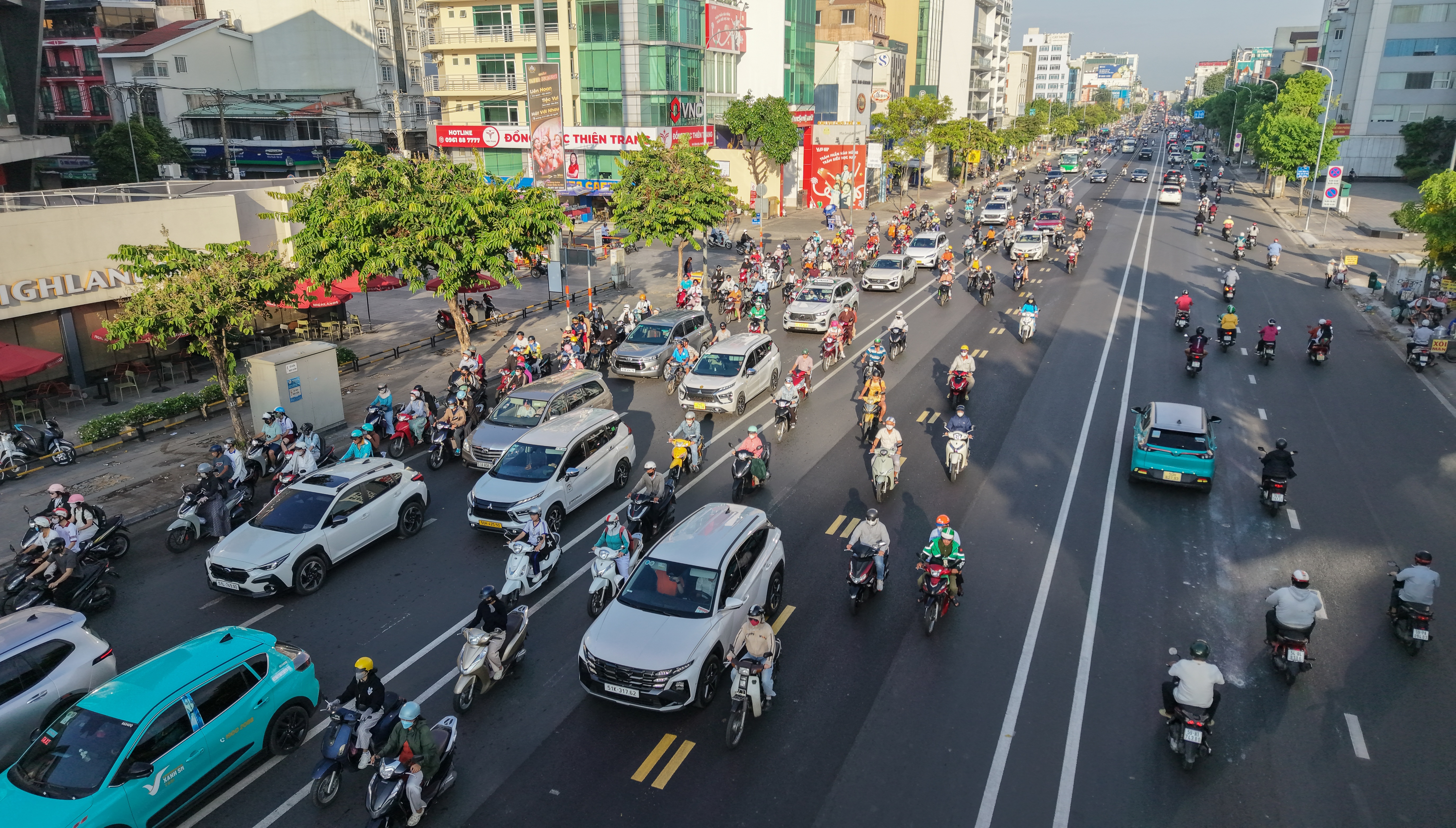 Hình ảnh đường Cộng Hòa được tháo dỡ dải phân cách cứng để chuẩn bị lưu thông 3 chiều