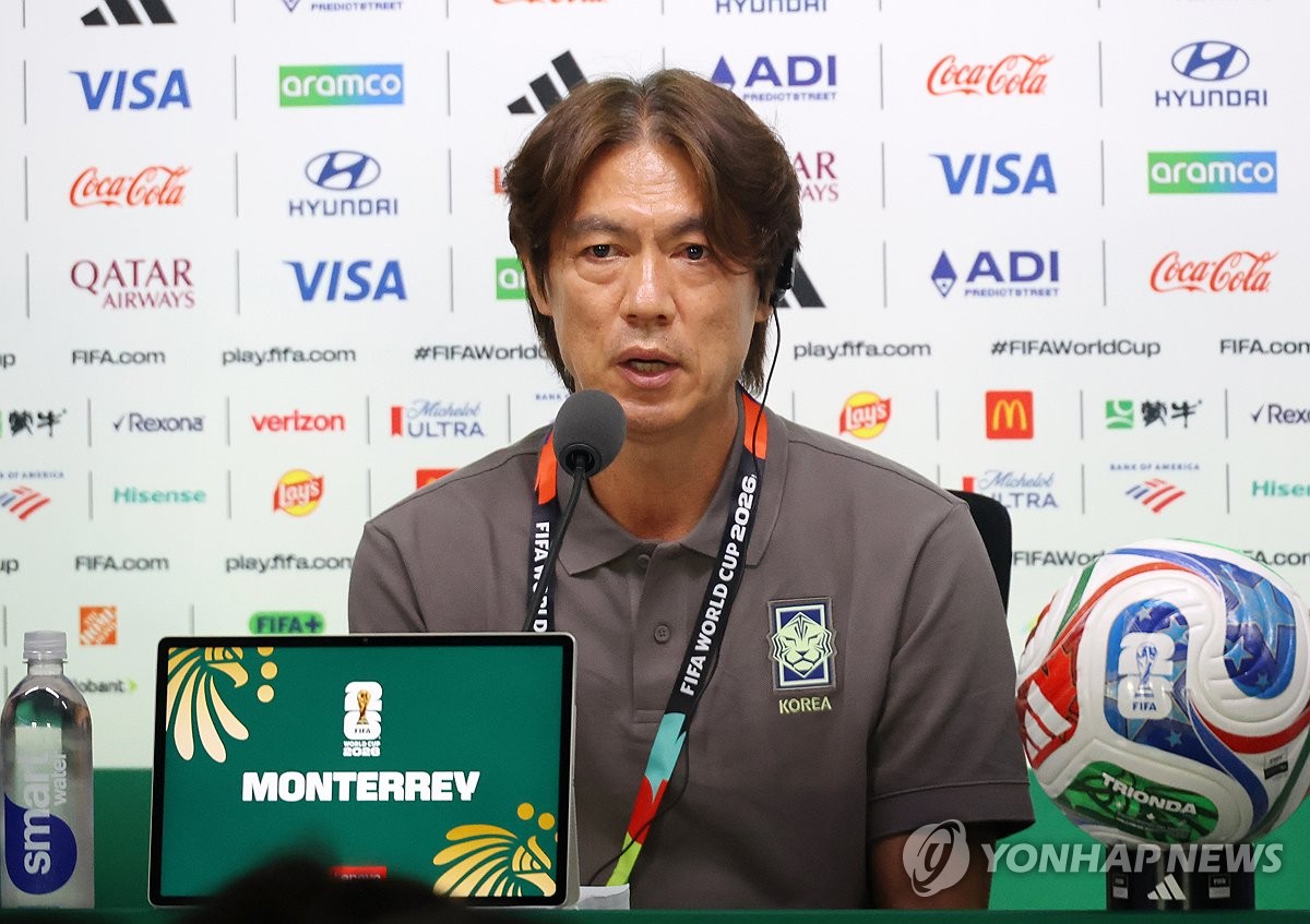 HLV Hong Myong-bo nói gì tình thế khó khăn của tuyển Hàn Quốc tại World Cup?