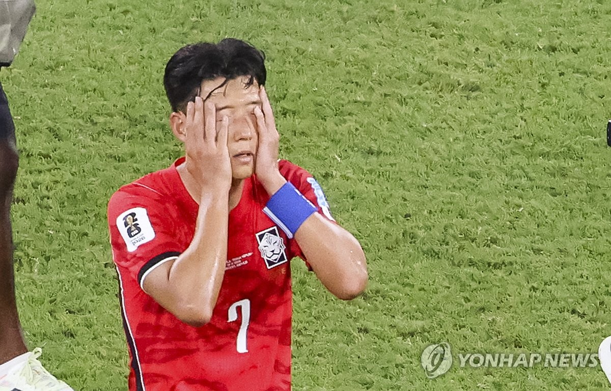 Hàn Quốc bị loại, HLV Hong Myong-bo chịu áp lực lớn