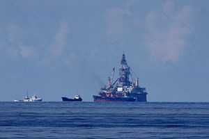Cận cảnh tàu Trung Quốc xâm phạm biển Việt Nam. (Ảnh: Sơn Bách/Vietnam+)