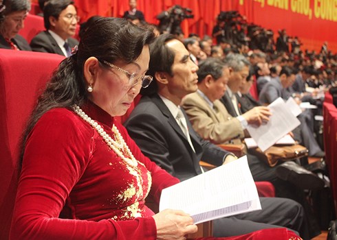 "kham phuc trach nhiem cua cac uy vien bo chinh tri khong tai cu" hinh 1