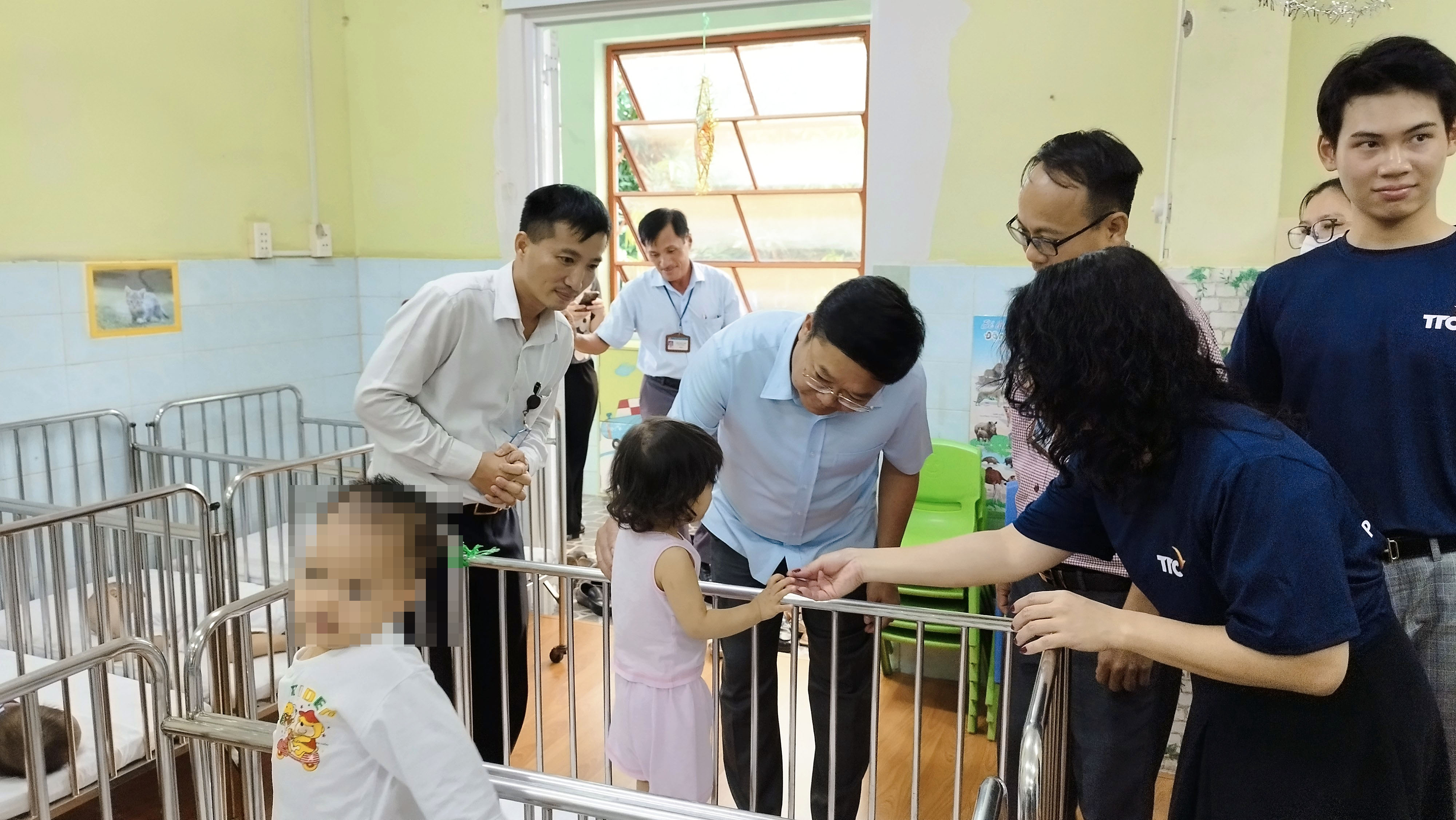 Ông Lê Văn Thinh cùng đại diện Tập đoàn TTC, đại diện y tế phường thăm hỏi các em...jpg