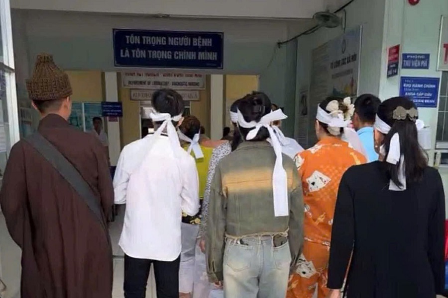 Người trong gia đình bà G đến Trung tâm y tế 'trục vong' bà về. Ảnh: Cắt từ clip. Ảnh: CTV