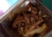Hàng ngàn công nhân ngưng việc vì thức ăn có 'sinh vật lạ'