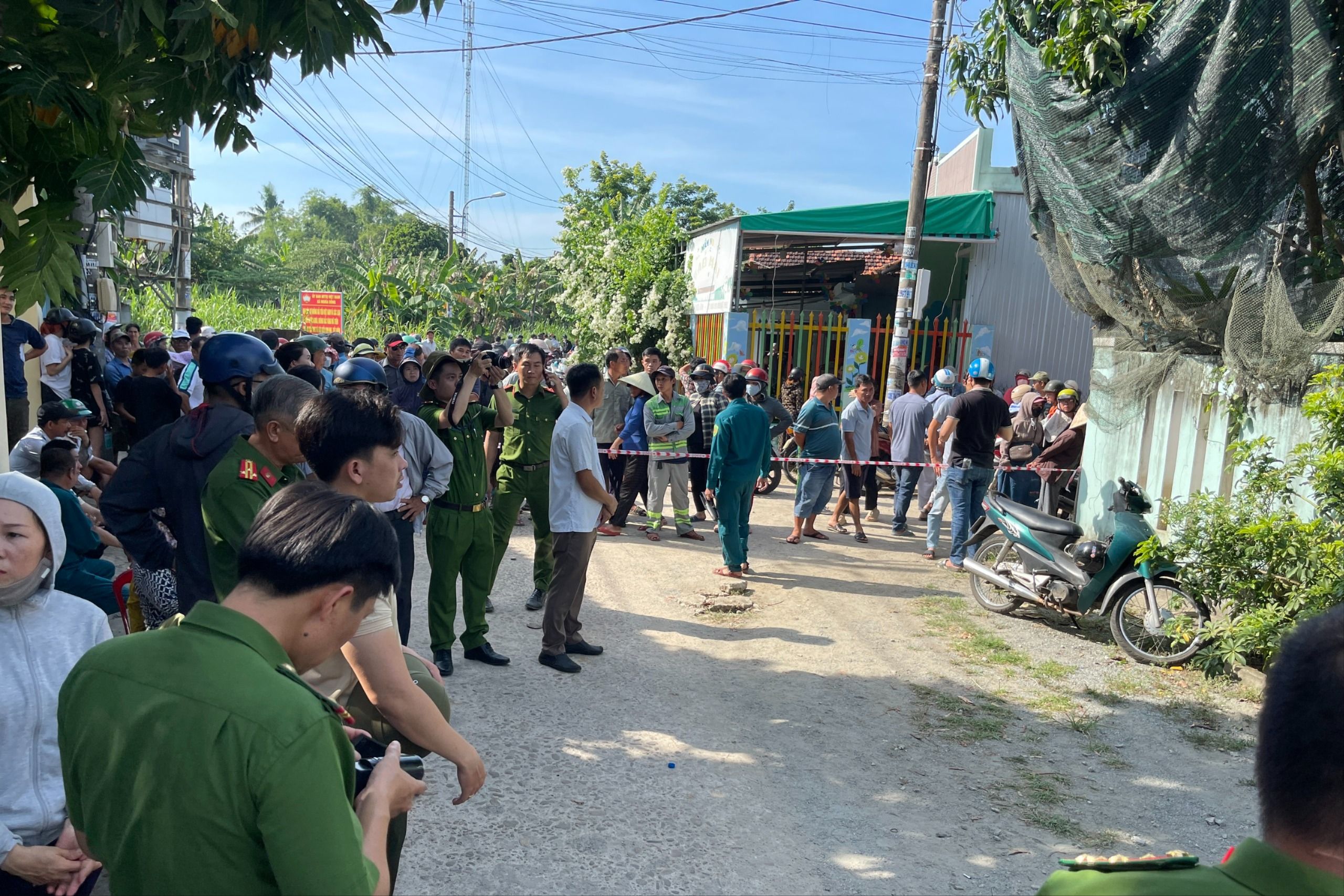 Công an phong toả hiện trường vụ thảm sát làm 2 vợ chồng tử vong, 2 con nhỏ nhập viện. Ảnh: CTV