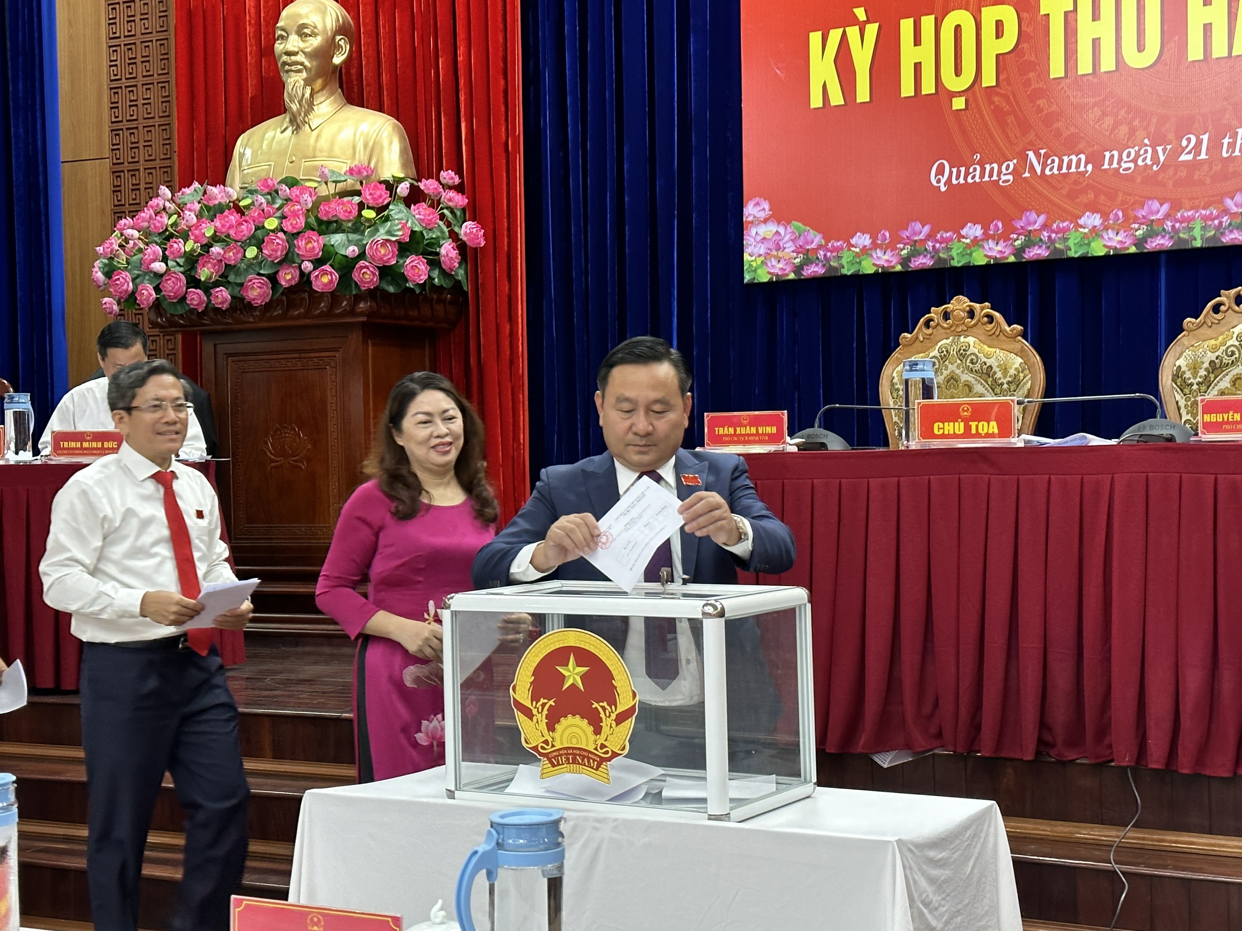 Đại biểu HĐND tỉnh bầu Chủ tịch và Phó Chủ tịch UBND tỉnh Quảng Nam. Ảnh: TN